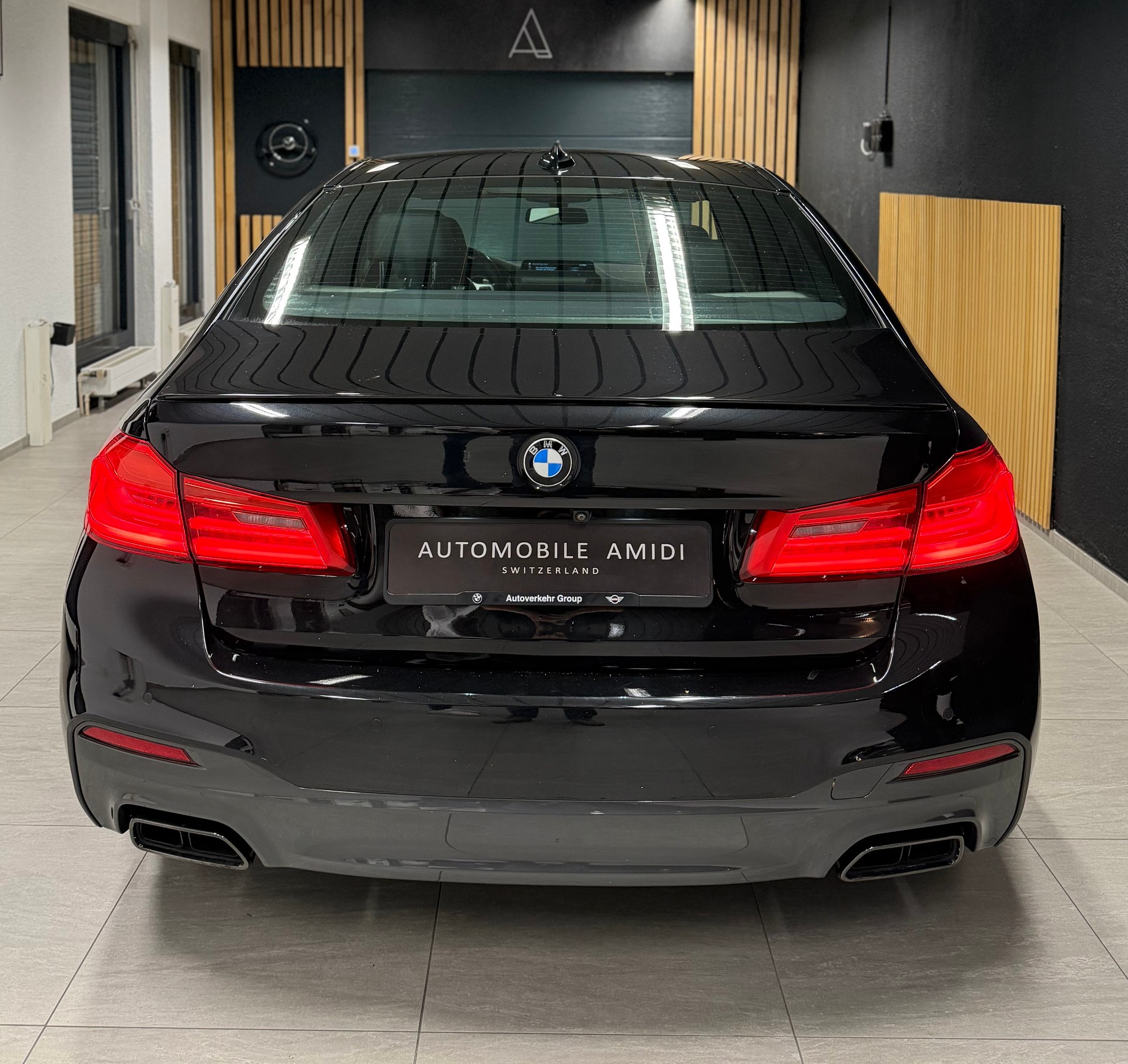 BMW M550i xDrive Steptronic-showroom-element-3
