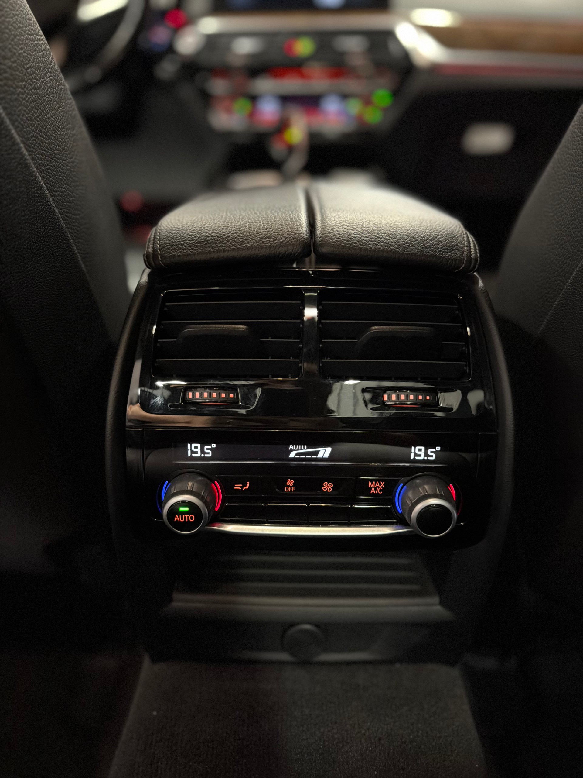 BMW M550i xDrive Steptronic-image-16