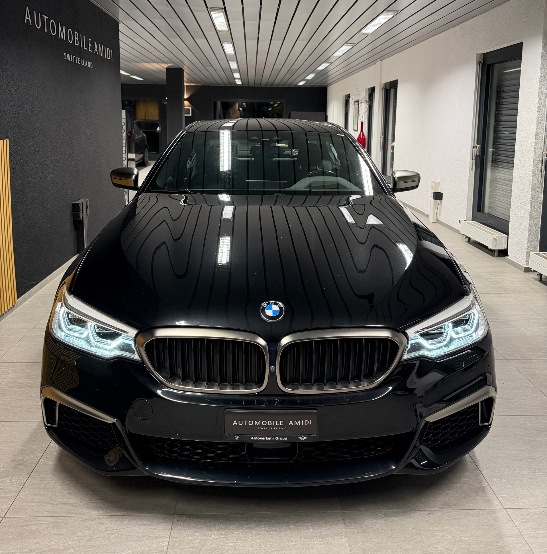 BMW M550i xDrive Steptronic-showroom-element-1