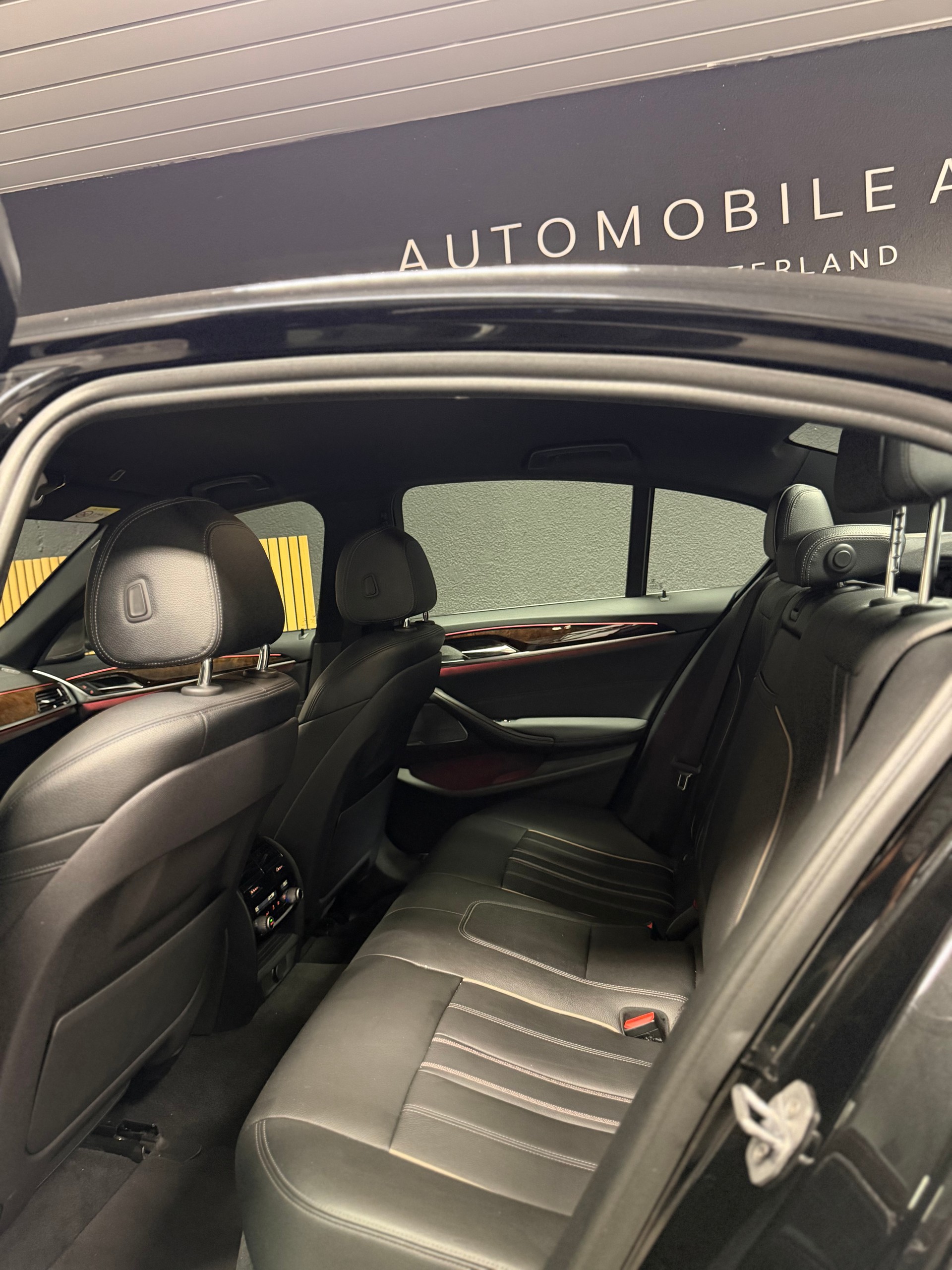 BMW M550i xDrive Steptronic-image-12