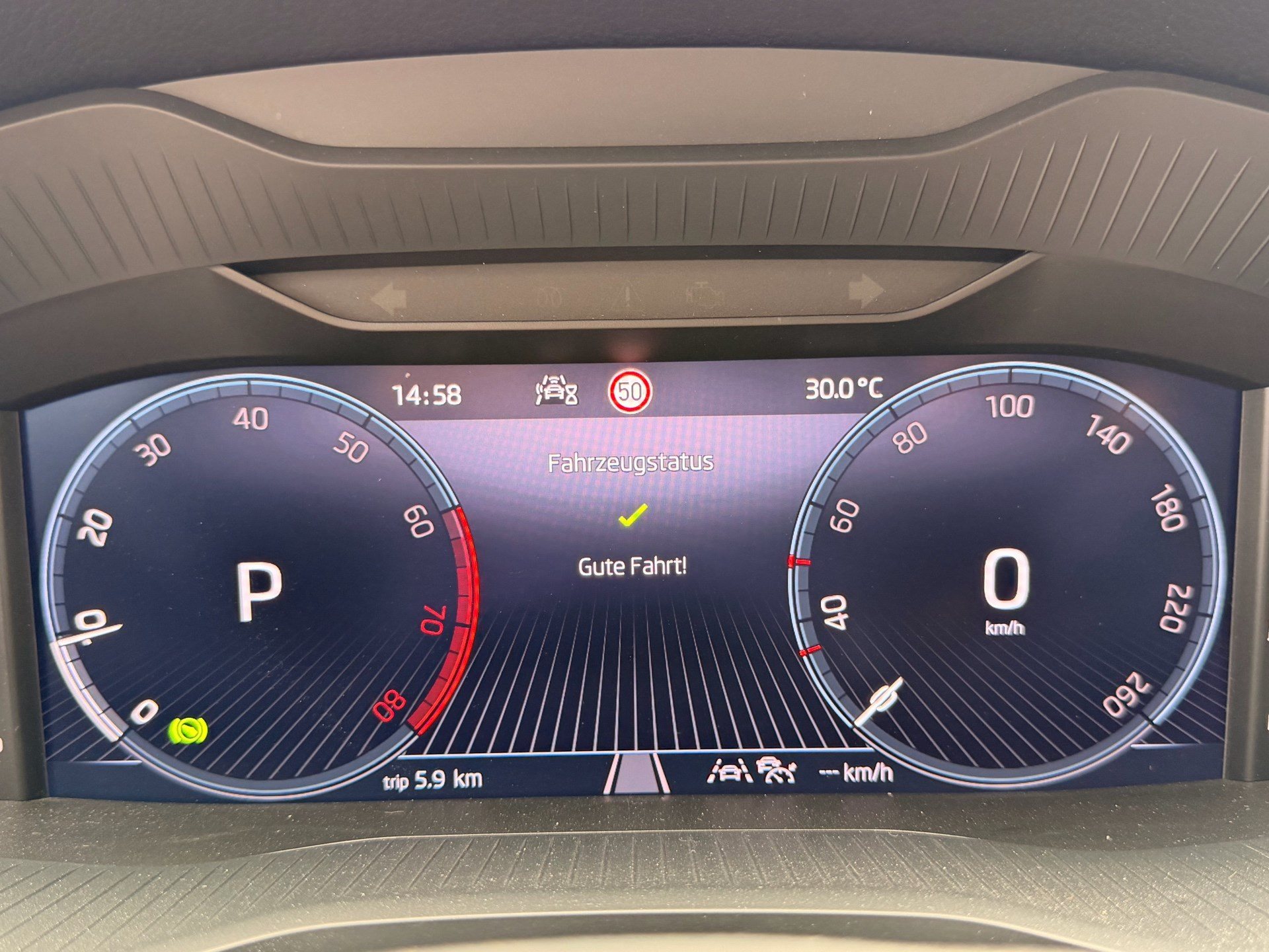 SKODA Karoq Selection *** ACC & RÜCKFAHRKAMERA ***-image-10
