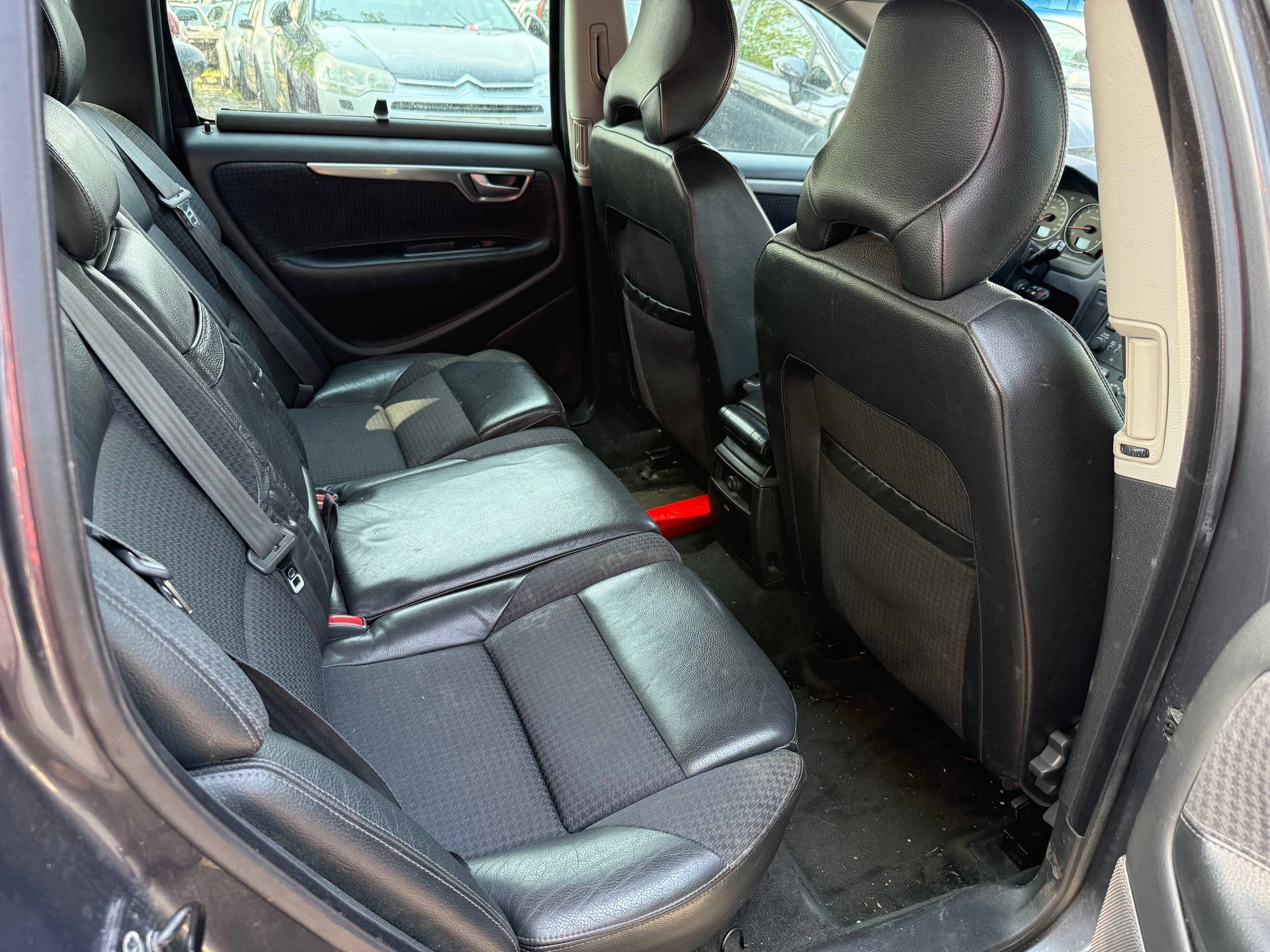 VOLVO V70 2.5T AWD-image-8