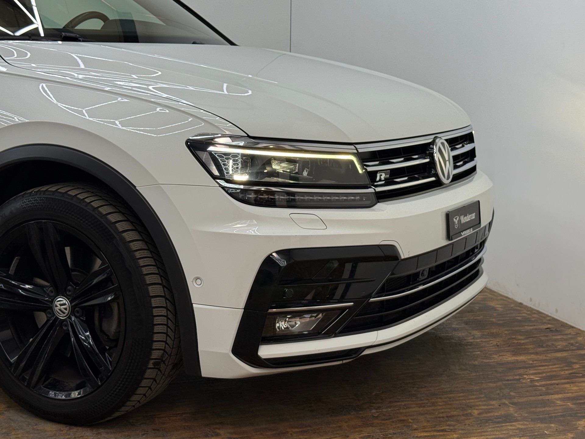 VW Tiguan 2.0TSI Highline 4Motion DSG-showroom-element-1