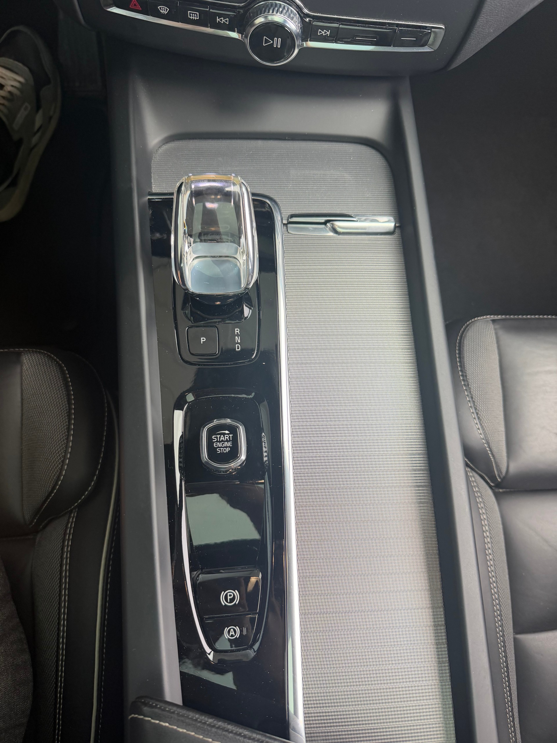 VOLVO XC60 T6 eAWD R-Design Geartronic-image-13