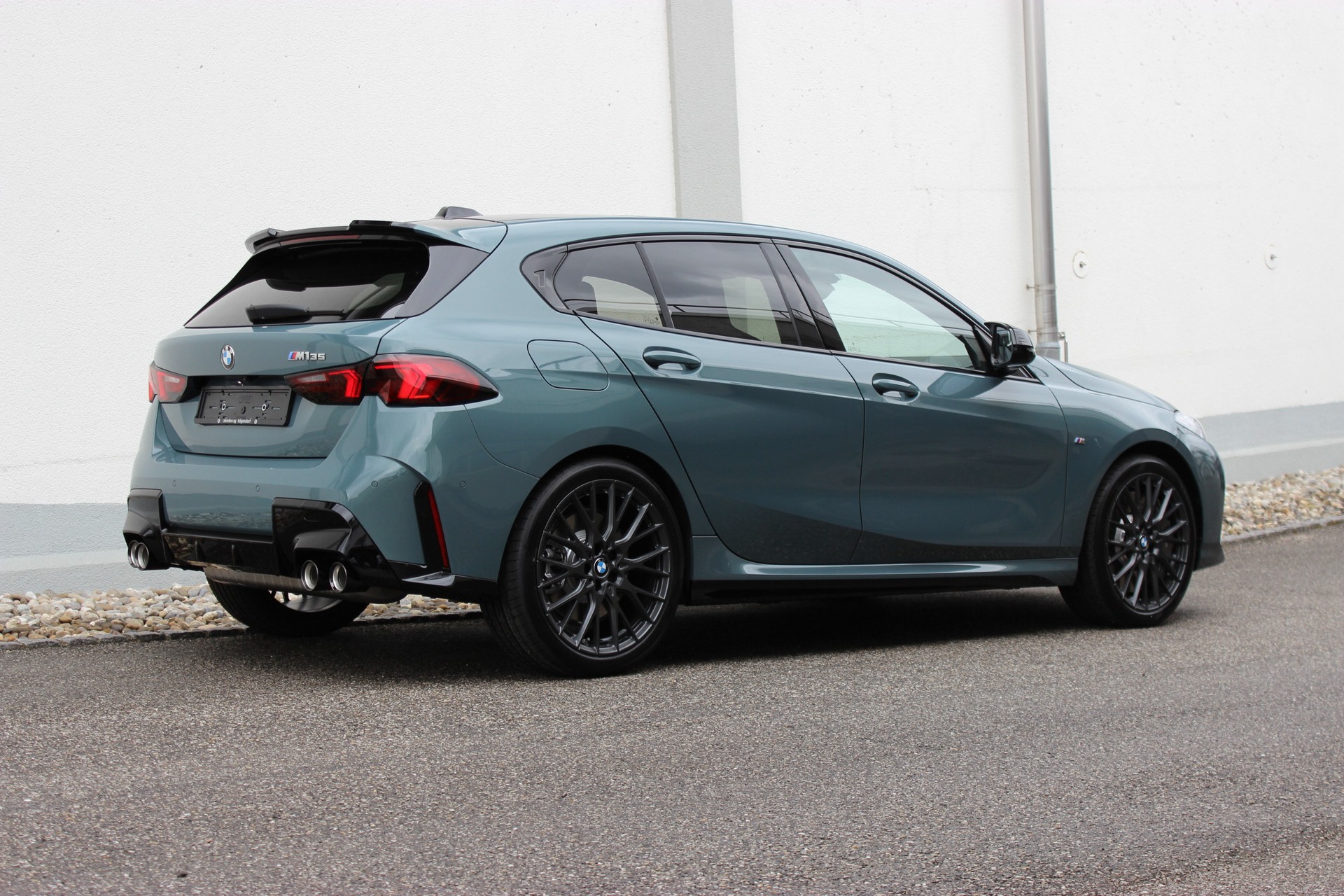 BMW M135 xDrive M Technik Paket Cape York Grün metallic *0.9%-LEASINGAKTION*-showroom-element-2