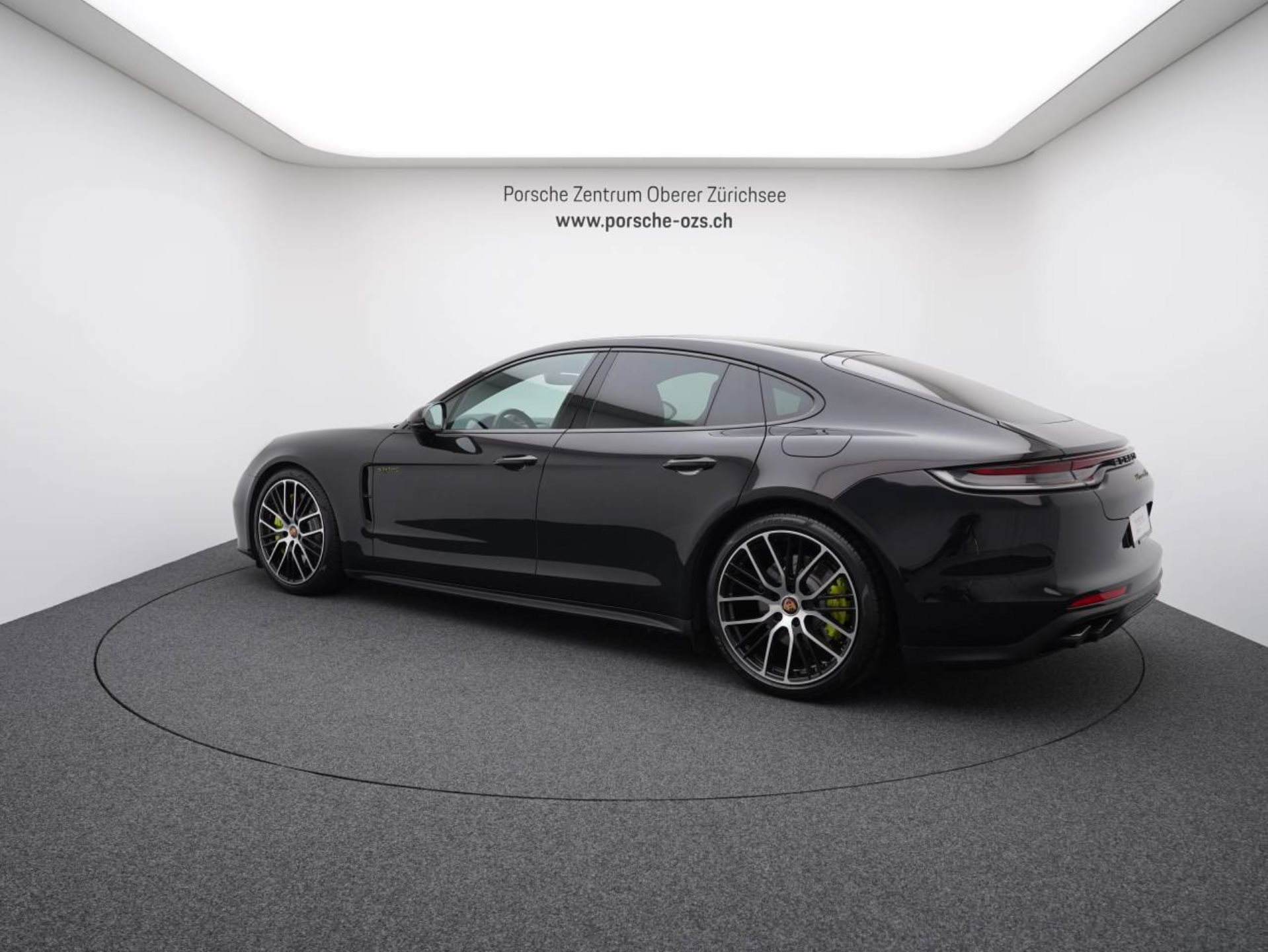 PORSCHE Panamera 4S E-Hybrid-showroom-element-2