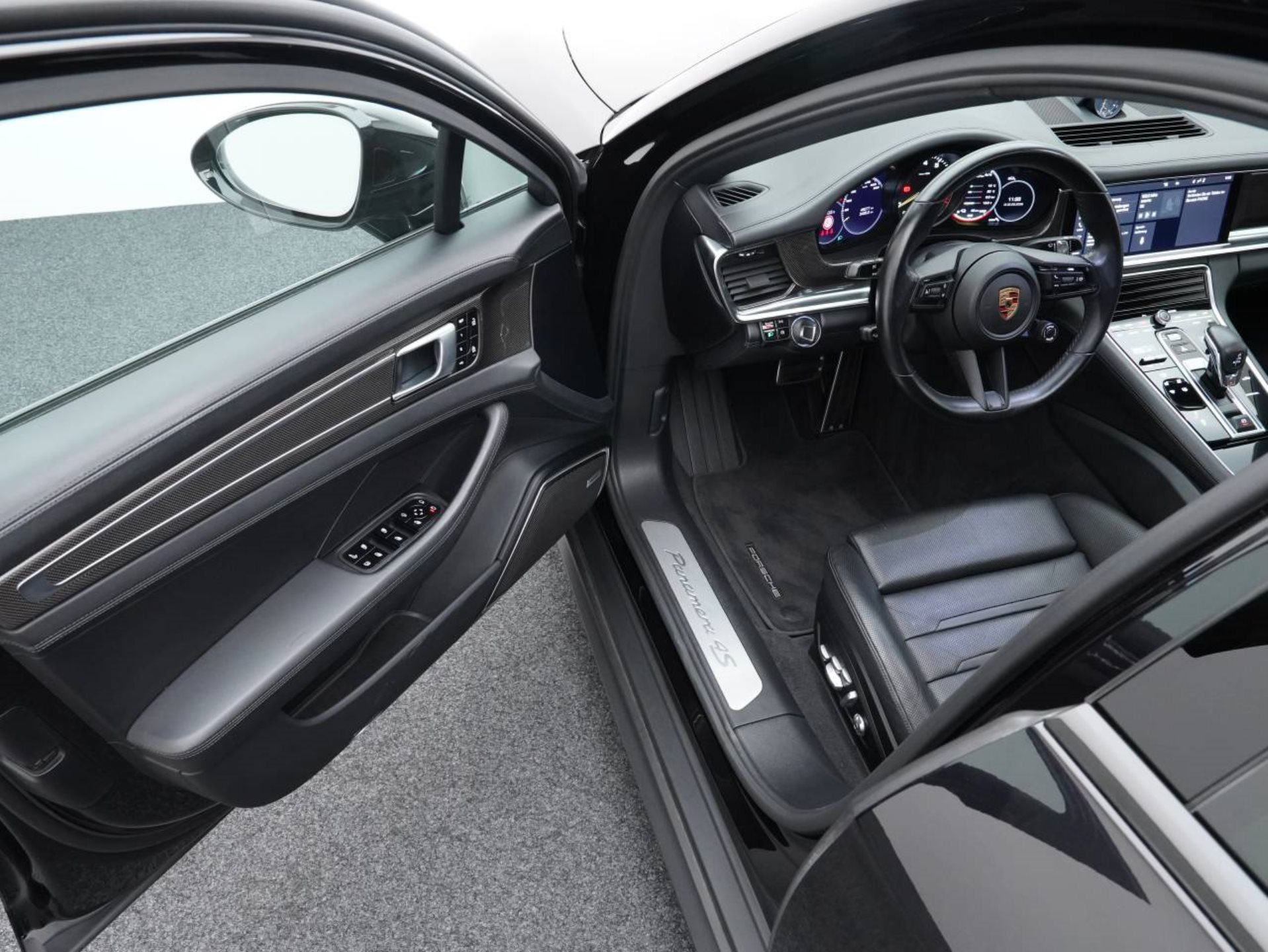 PORSCHE Panamera 4S E-Hybrid-showroom-element-3