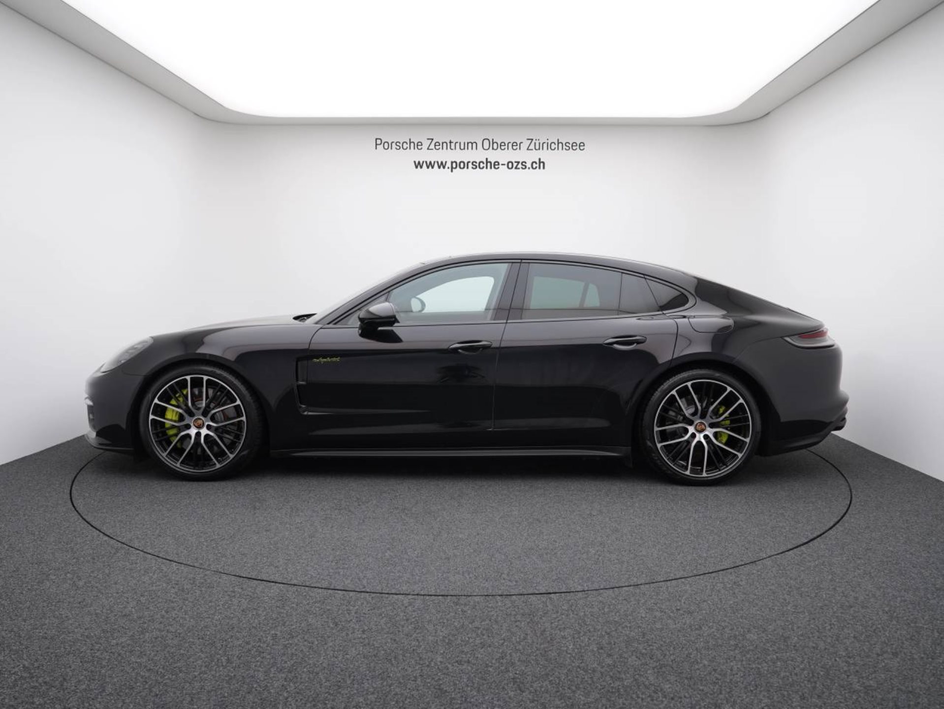 PORSCHE Panamera 4S E-Hybrid-showroom-element-1