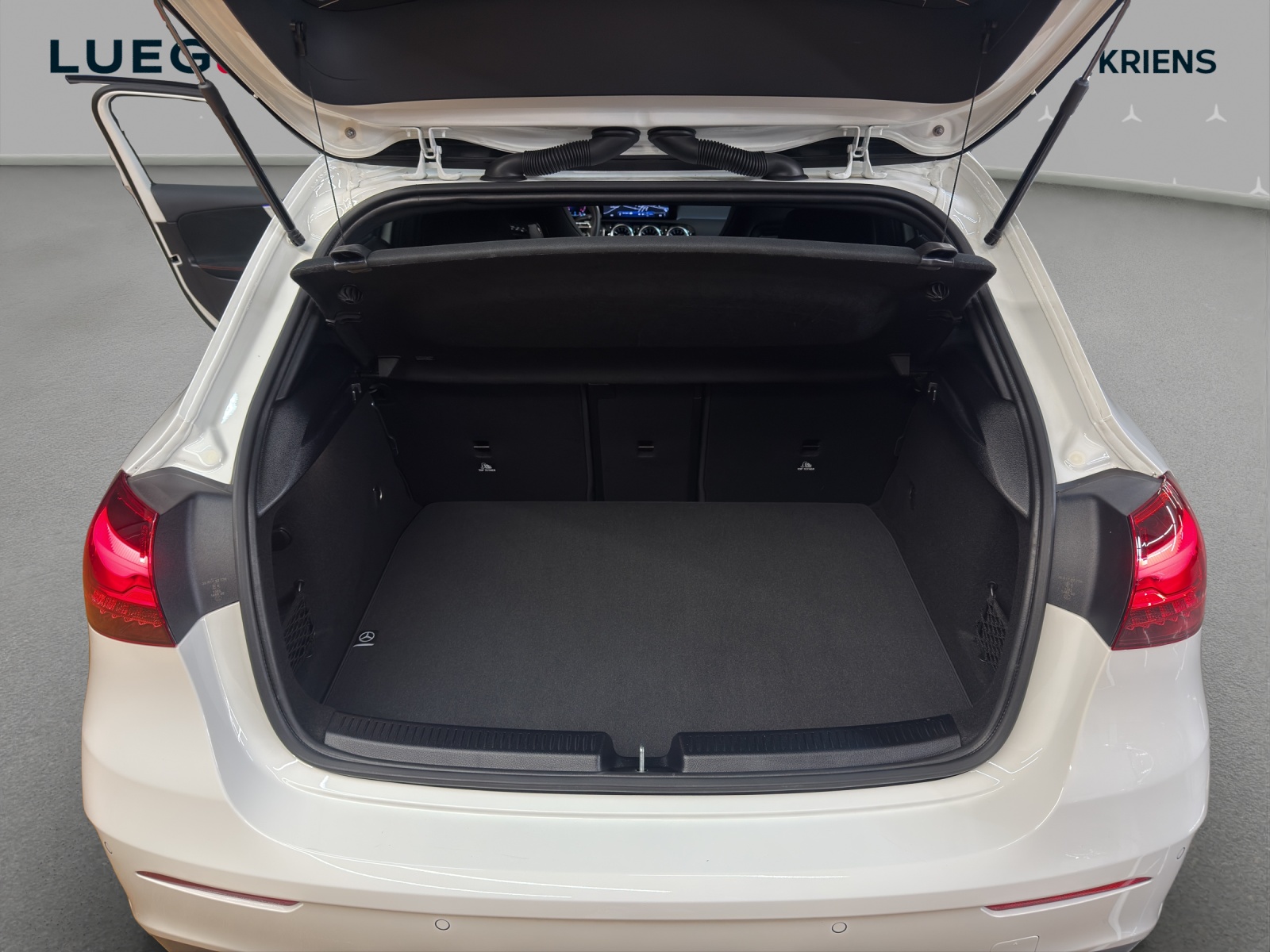 MERCEDES-BENZ A 220 d - AMG / 360 Grad Kamera / Multibeam LED / AHK / Ambiente-Licht-image-14