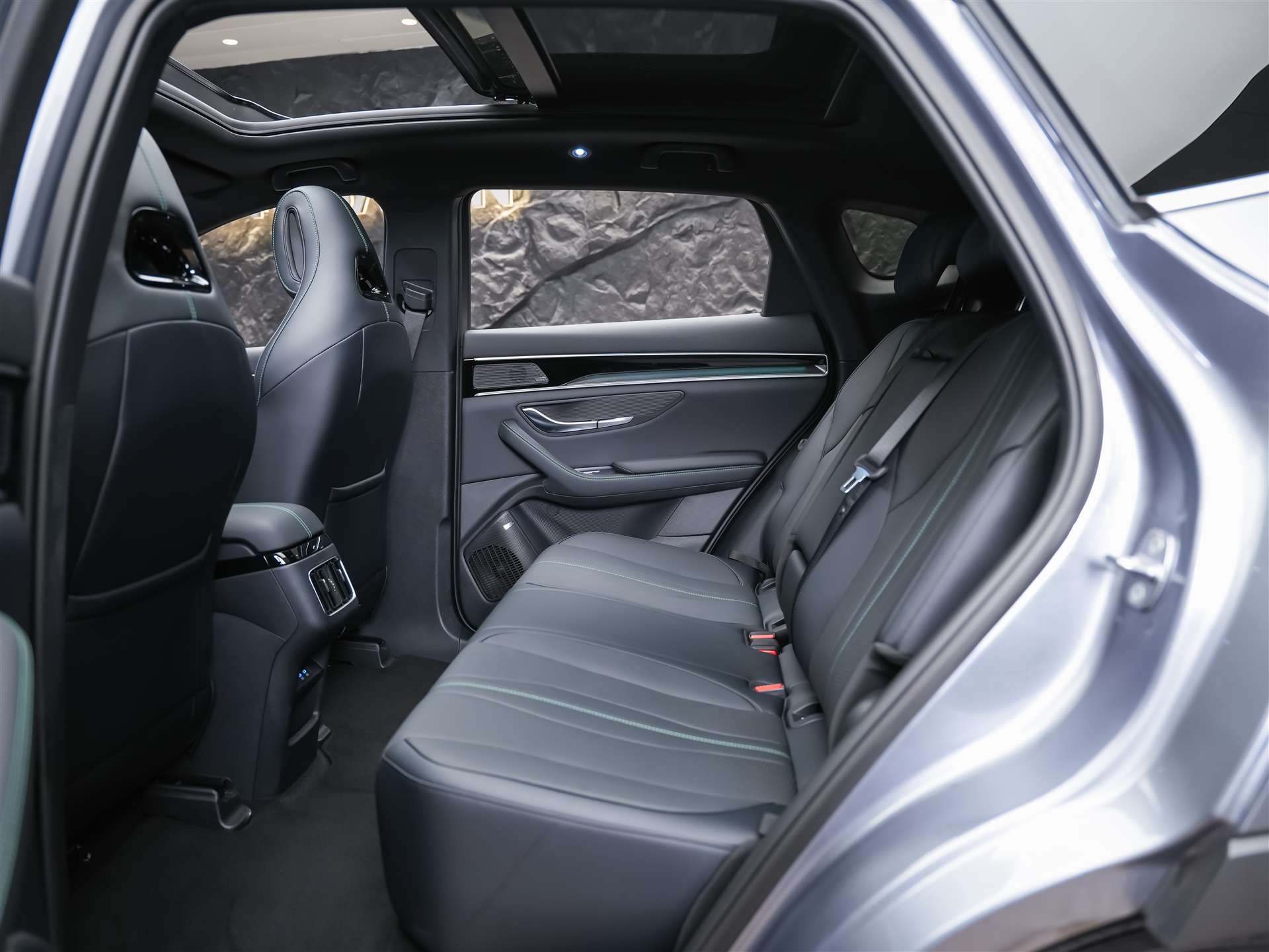 BYD Seal U DM-i Design AWD *SOFORT Verfügbar*Werksgarantie*Lenkradheizung*Sitzbelüftung*360° Kamera*-image-13