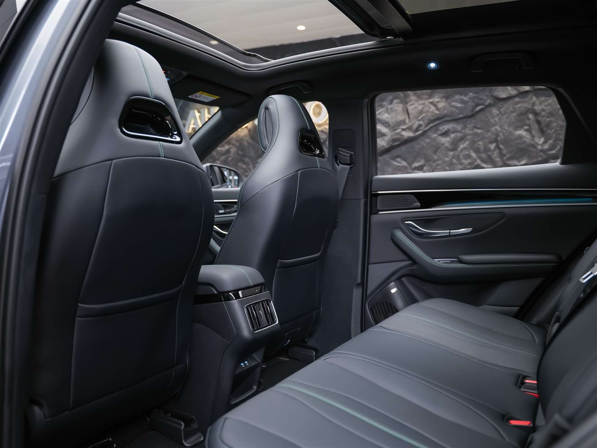BYD Seal U DM-i Design AWD *SOFORT Verfügbar*Werksgarantie*Lenkradheizung*Sitzbelüftung*360° Kamera*-image-11