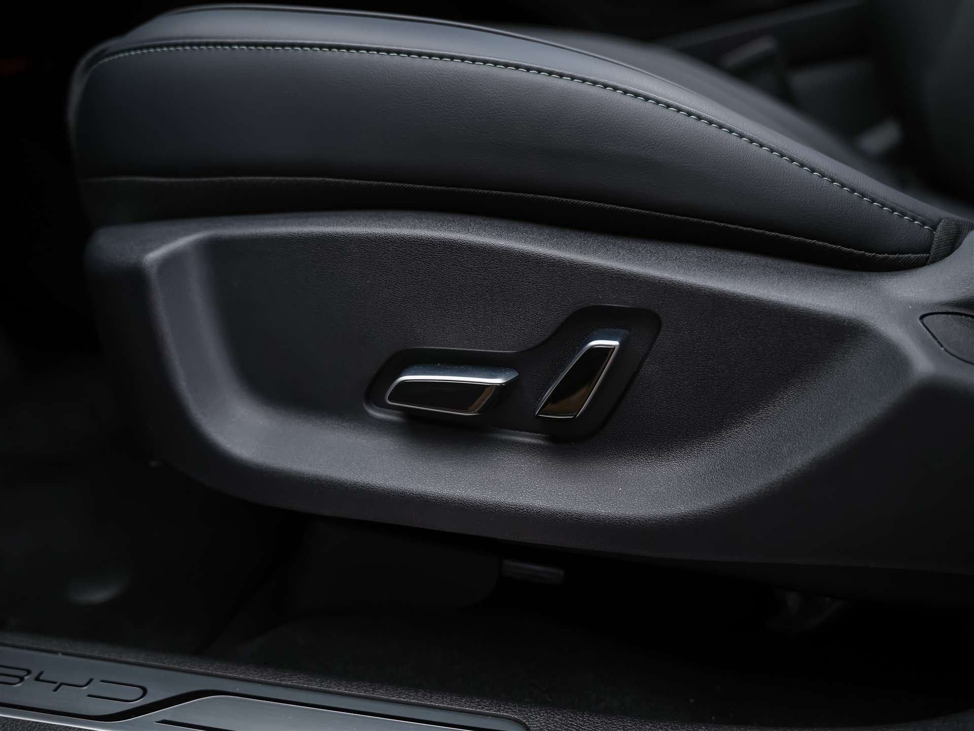 BYD Seal U DM-i Design AWD *SOFORT Verfügbar*Werksgarantie*Lenkradheizung*Sitzbelüftung*360° Kamera*-image-26