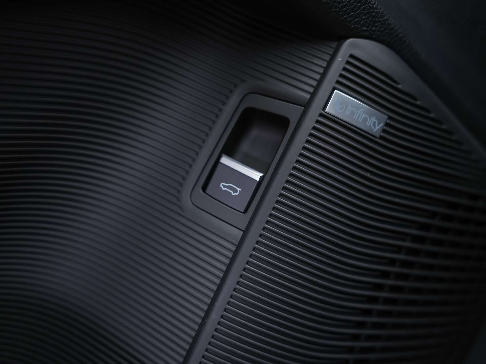 BYD Seal U DM-i Design AWD *SOFORT Verfügbar*Werksgarantie*Lenkradheizung*Sitzbelüftung*360° Kamera*-image-24