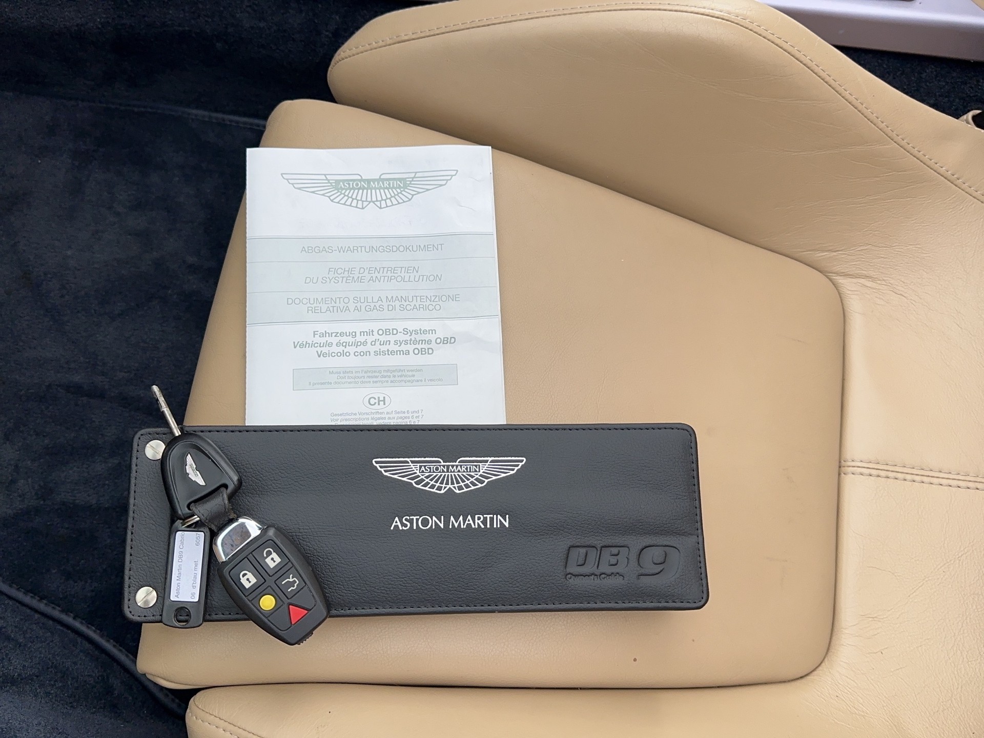 ASTON MARTIN DB9 Volante 5.9 V12-showroom-element-2