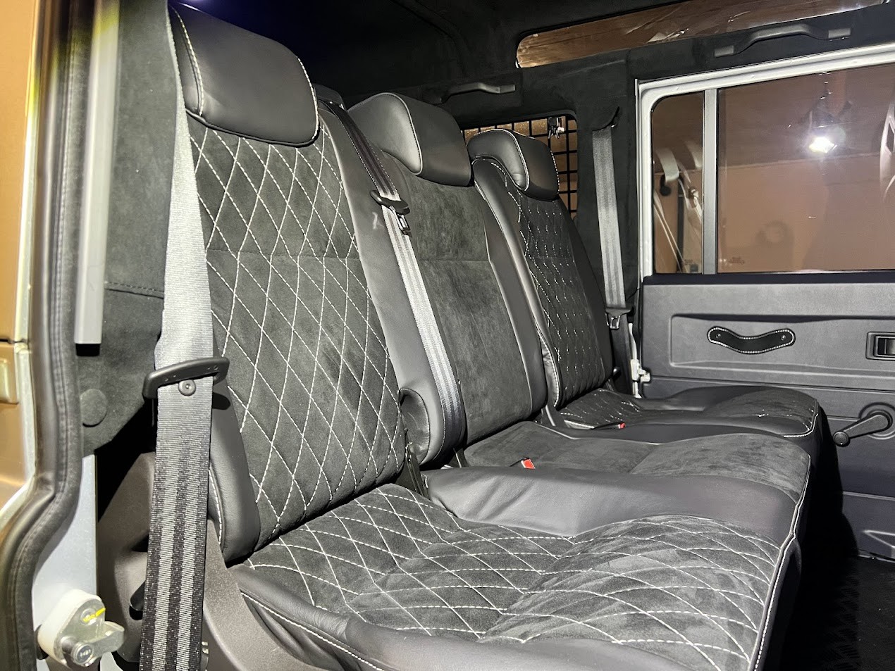 LAND ROVER Defender 110 2.2 TD4 SW Avus Performance-image-11