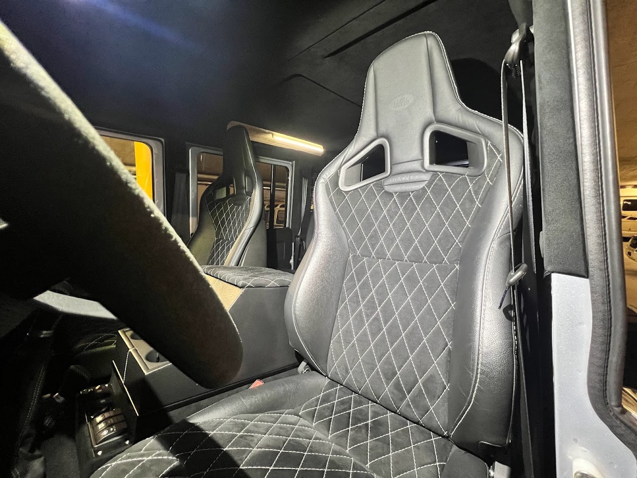 LAND ROVER Defender 110 2.2 TD4 SW Avus Performance-image-1