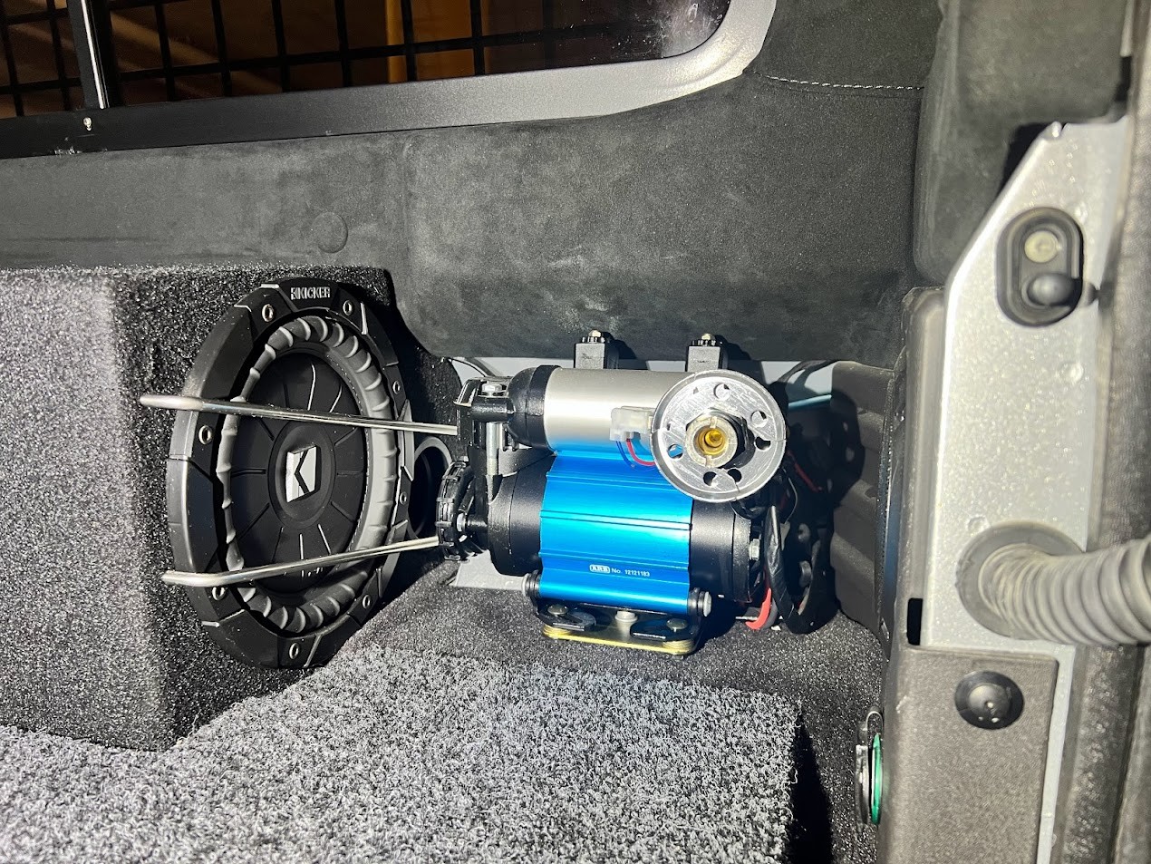 LAND ROVER Defender 110 2.2 TD4 SW Avus Performance-image-13