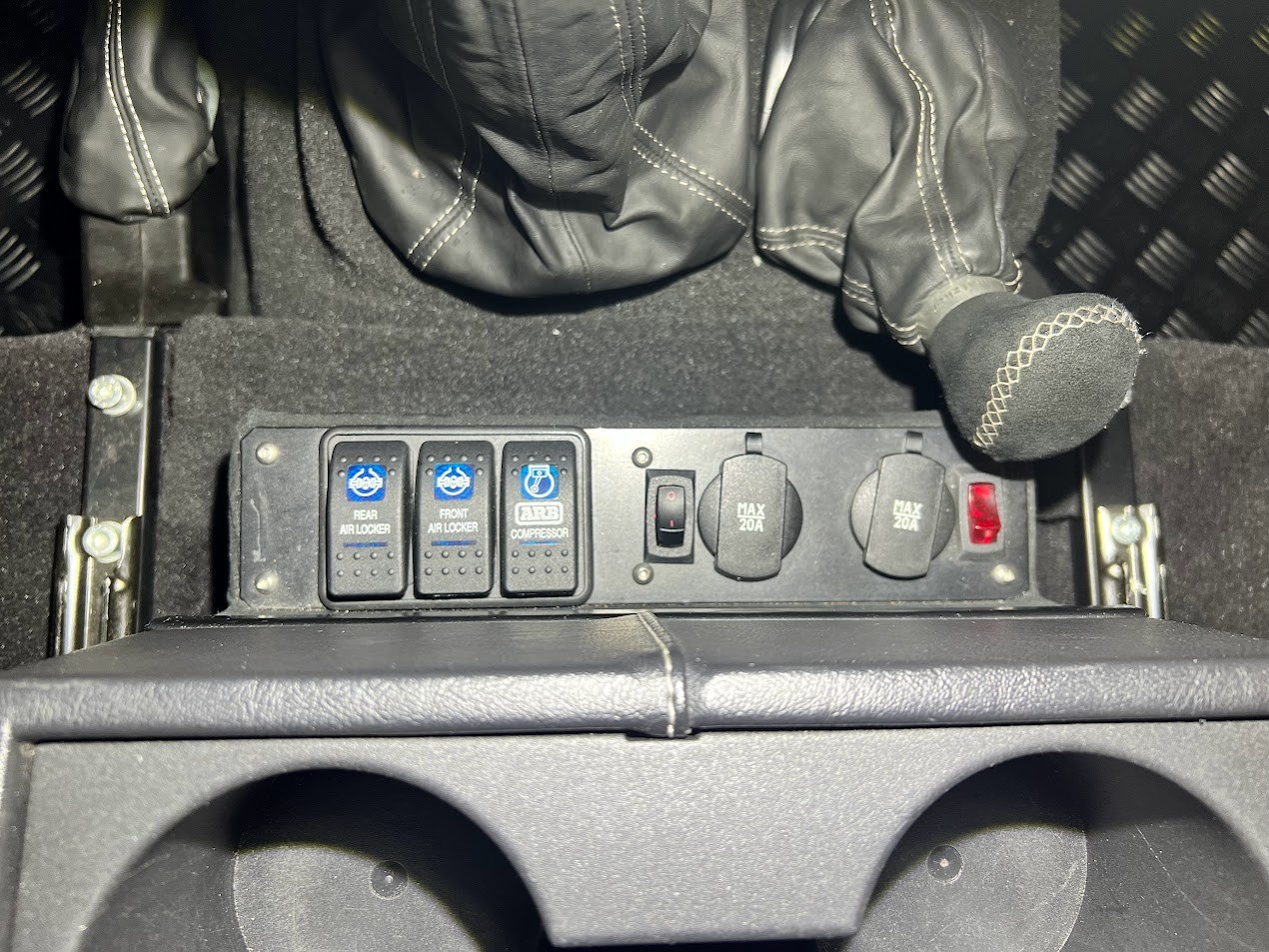 LAND ROVER Defender 110 2.2 TD4 SW Avus Performance-image-4