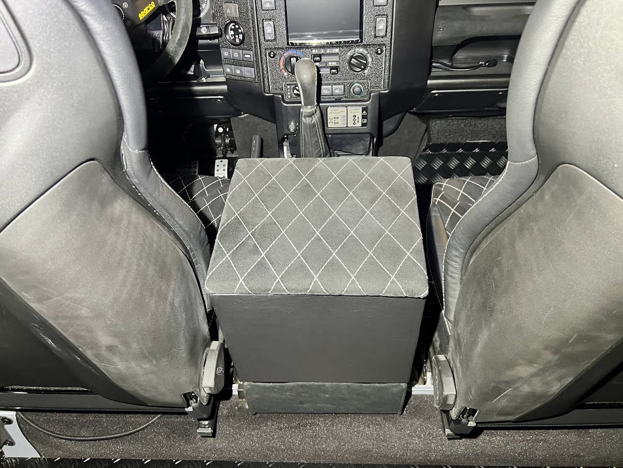 LAND ROVER Defender 110 2.2 TD4 SW Avus Performance-image-8
