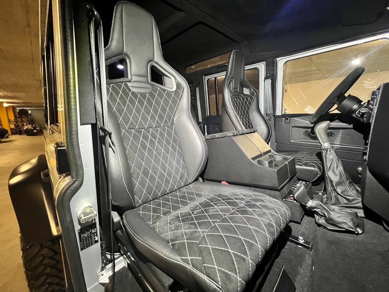 LAND ROVER Defender 110 2.2 TD4 SW Avus Performance-image-10