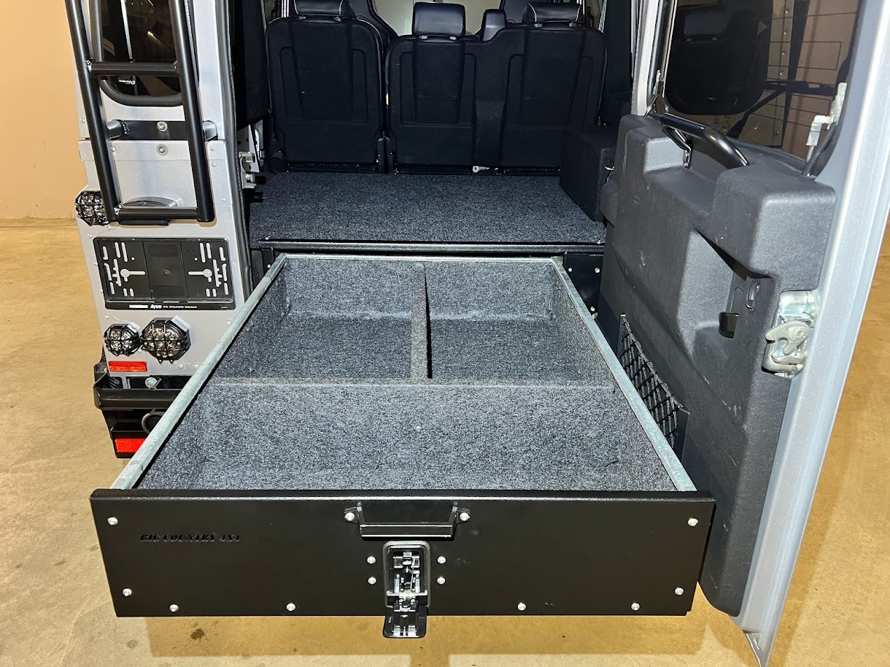 LAND ROVER Defender 110 2.2 TD4 SW Avus Performance-image-12