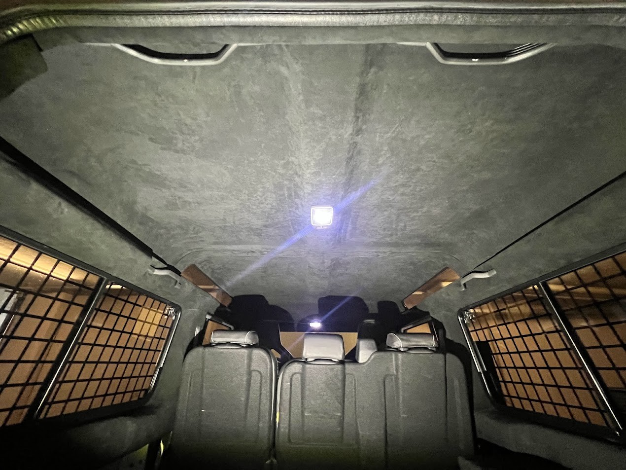 LAND ROVER Defender 110 2.2 TD4 SW Avus Performance-image-7