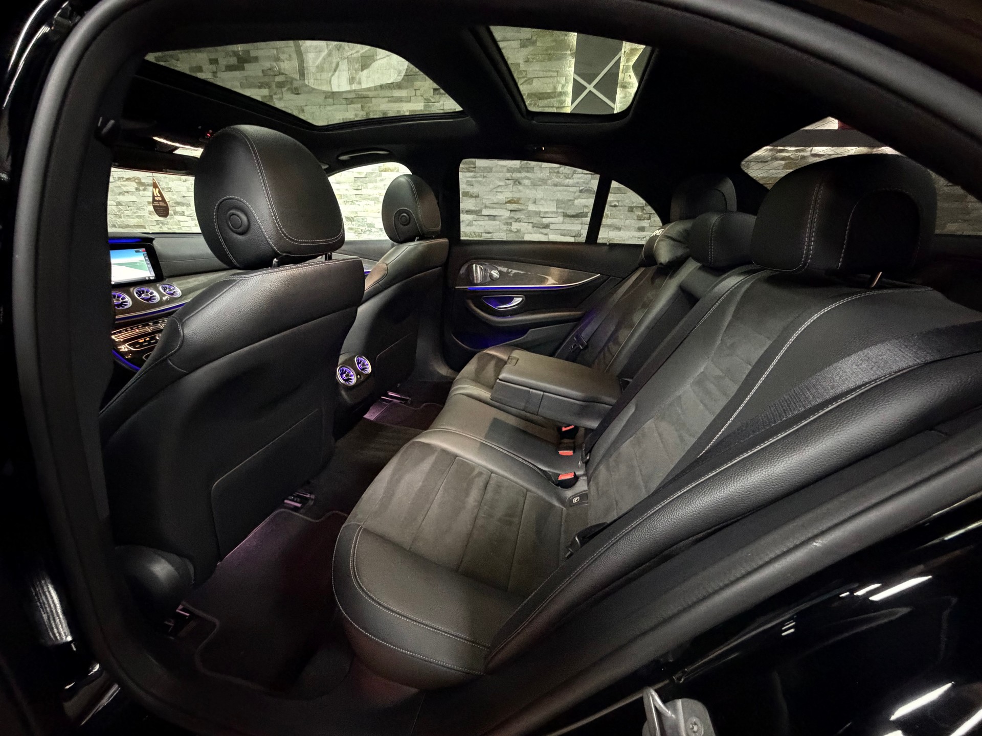 MERCEDES-BENZ E 350 d AMG Line 4Matic 9G-Tronic-image-26