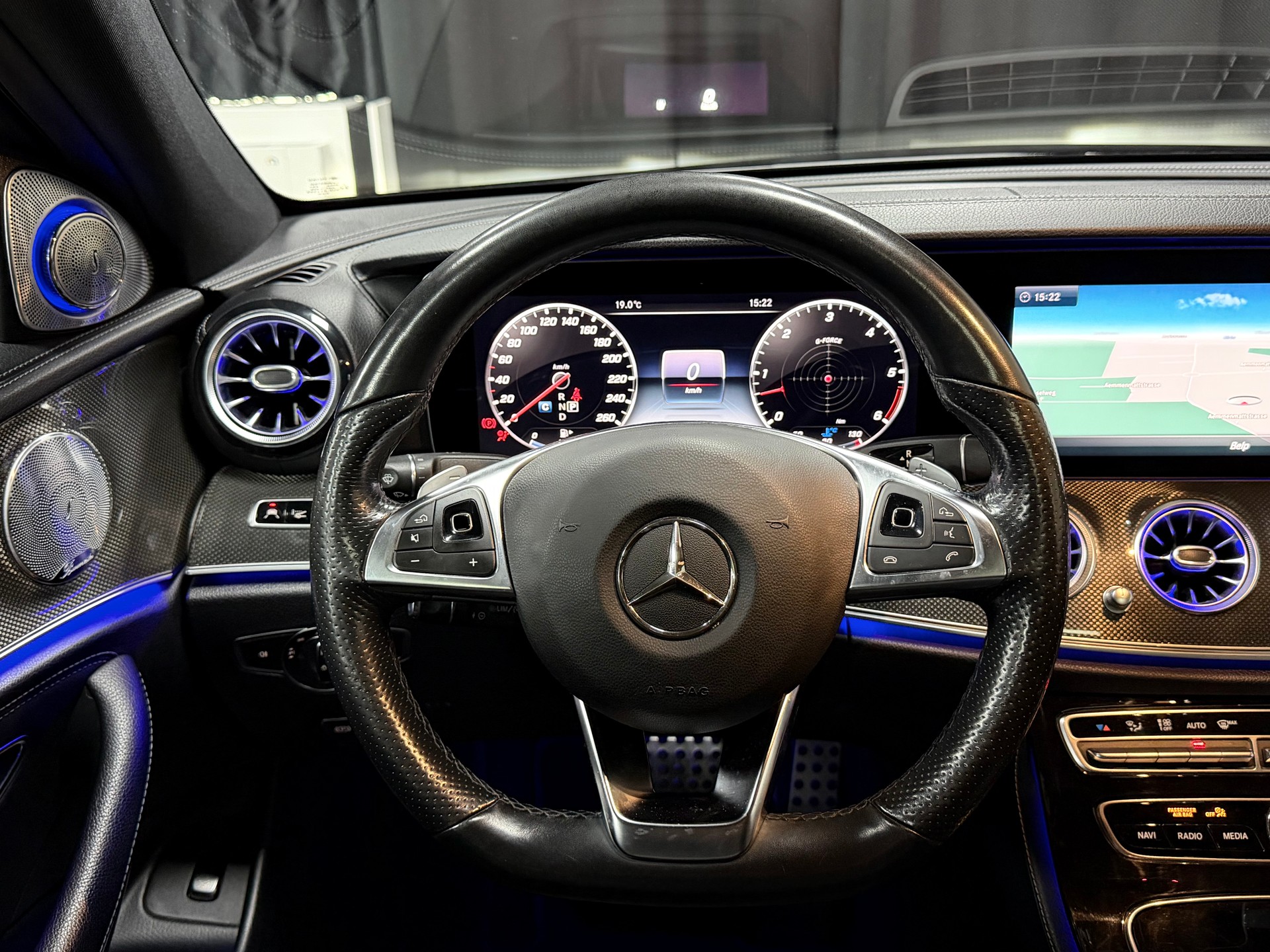 MERCEDES-BENZ E 350 d AMG Line 4Matic 9G-Tronic-image-16