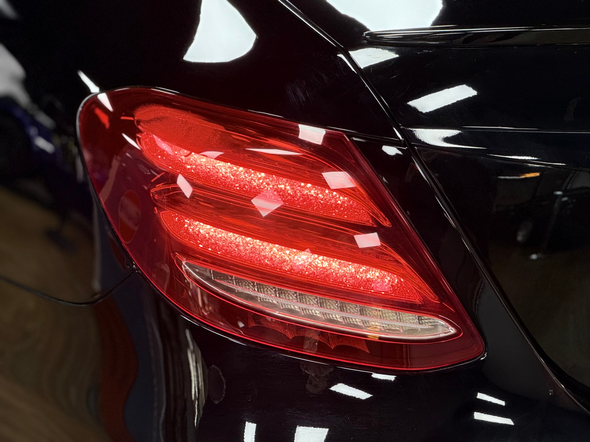 MERCEDES-BENZ E 350 d AMG Line 4Matic 9G-Tronic-image-8