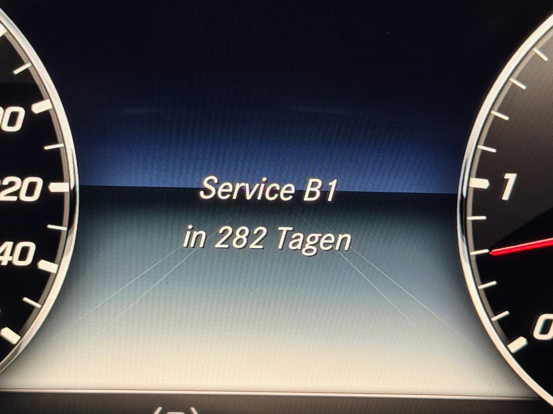 MERCEDES-BENZ E 350 d AMG Line 4Matic 9G-Tronic-image-18