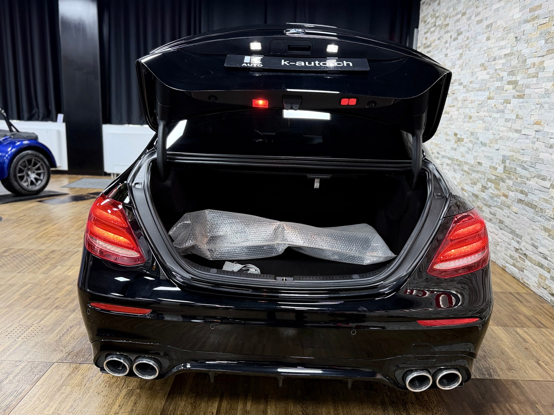 MERCEDES-BENZ E 350 d AMG Line 4Matic 9G-Tronic-image-28