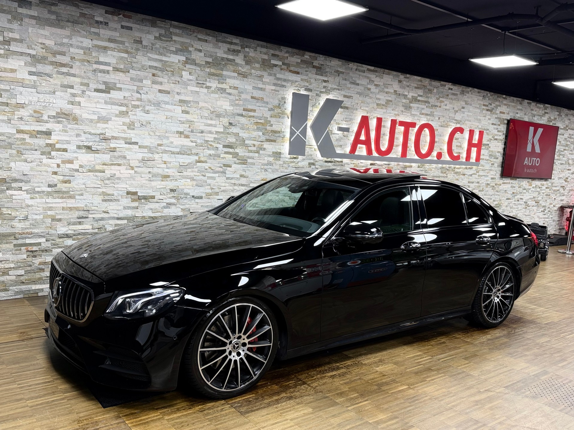 MERCEDES-BENZ E 350 d AMG Line 4Matic 9G-Tronic-showroom-element-1