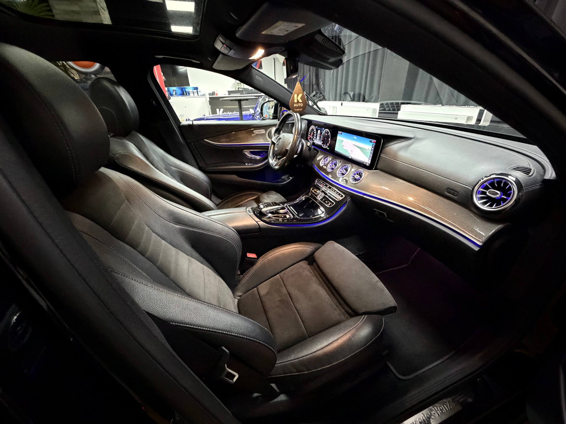 MERCEDES-BENZ E 350 d AMG Line 4Matic 9G-Tronic-image-29
