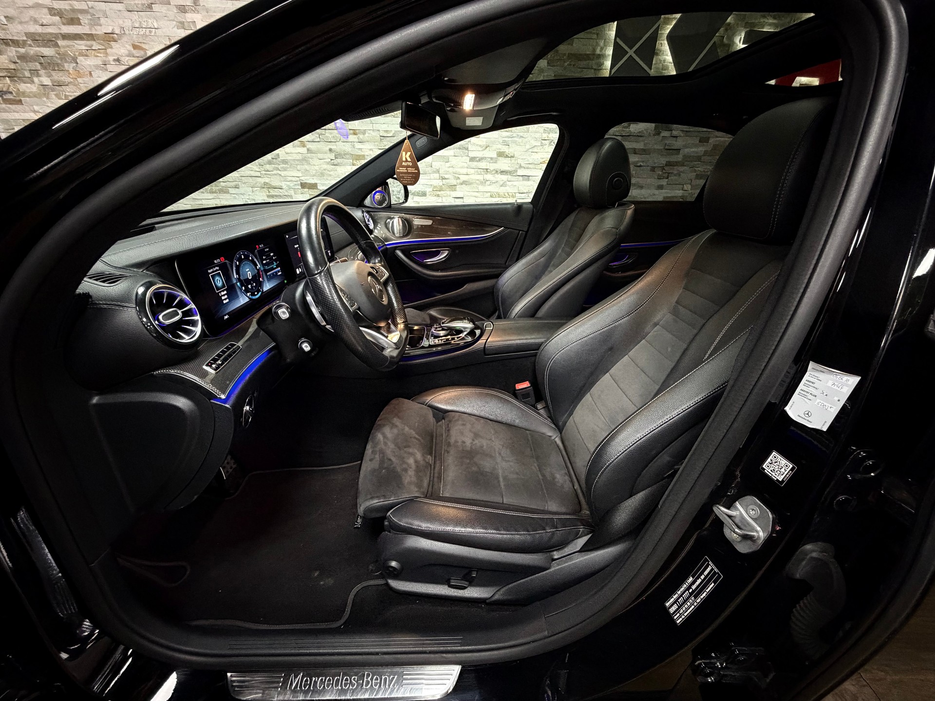 MERCEDES-BENZ E 350 d AMG Line 4Matic 9G-Tronic-image-12