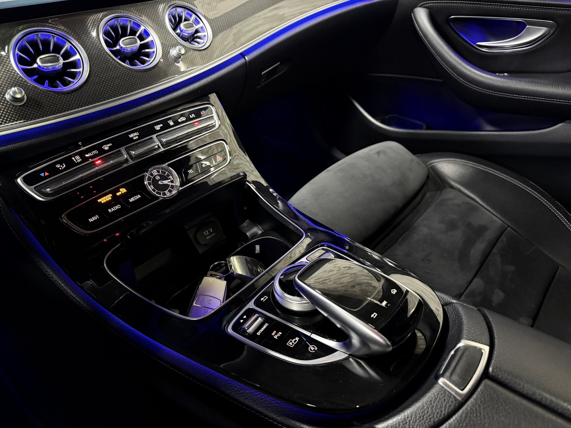 MERCEDES-BENZ E 350 d AMG Line 4Matic 9G-Tronic-image-25