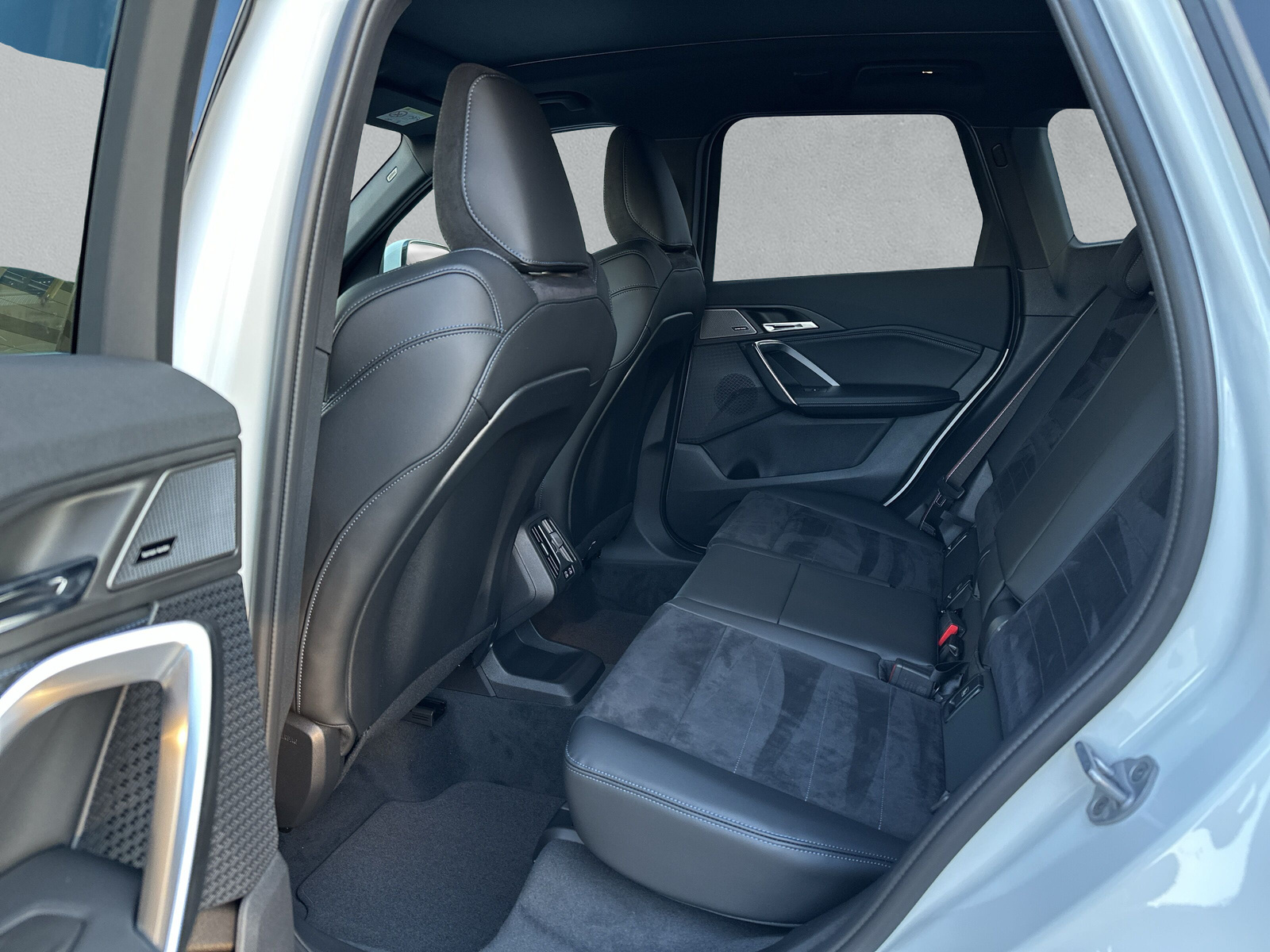 BMW X1 xDrive 23i 48V M Sport Pro-image-11