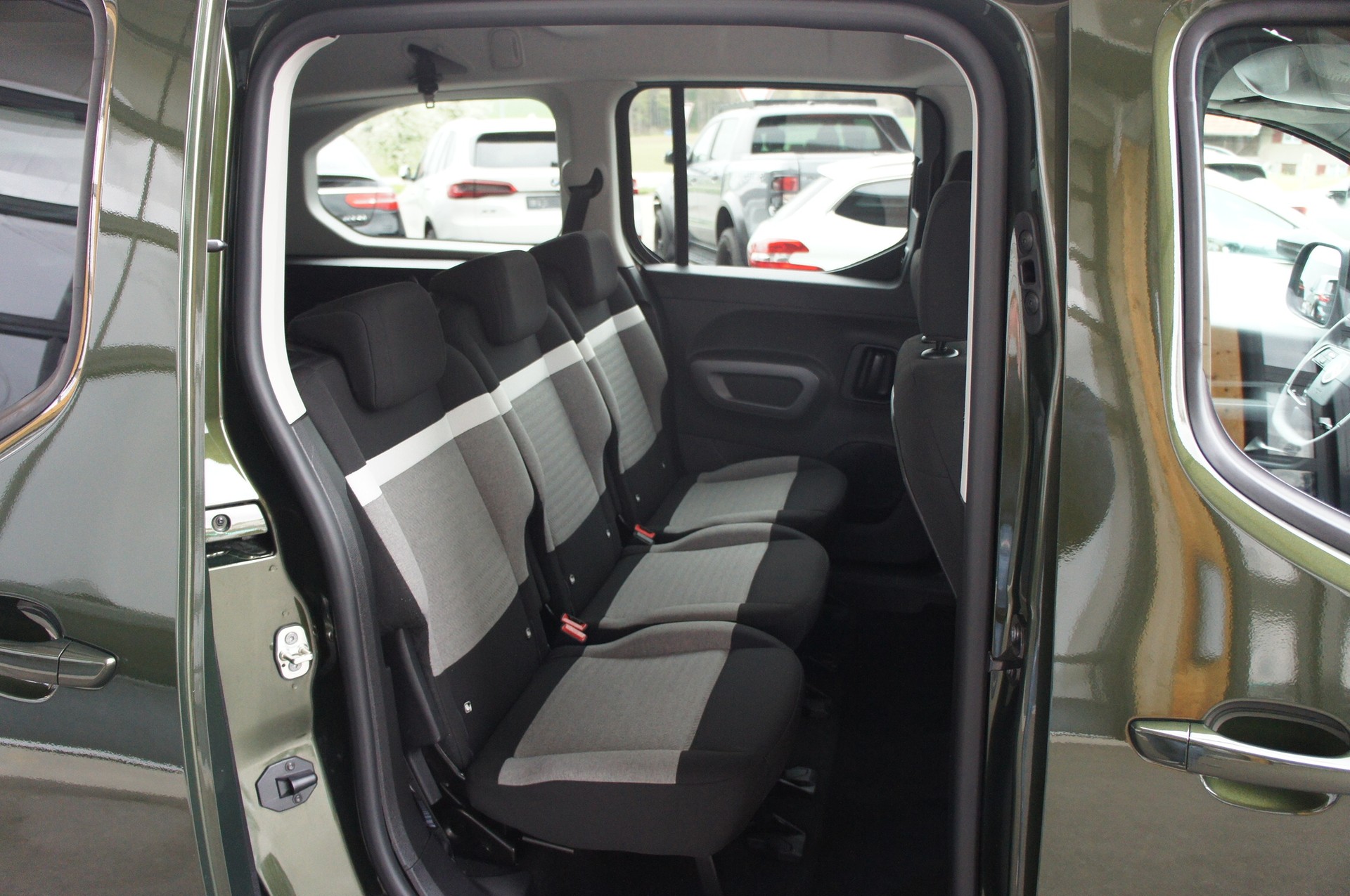 CITROEN Berlingo XL 1.5 BlueHDi 7 Plätze Max EAT8-image-9