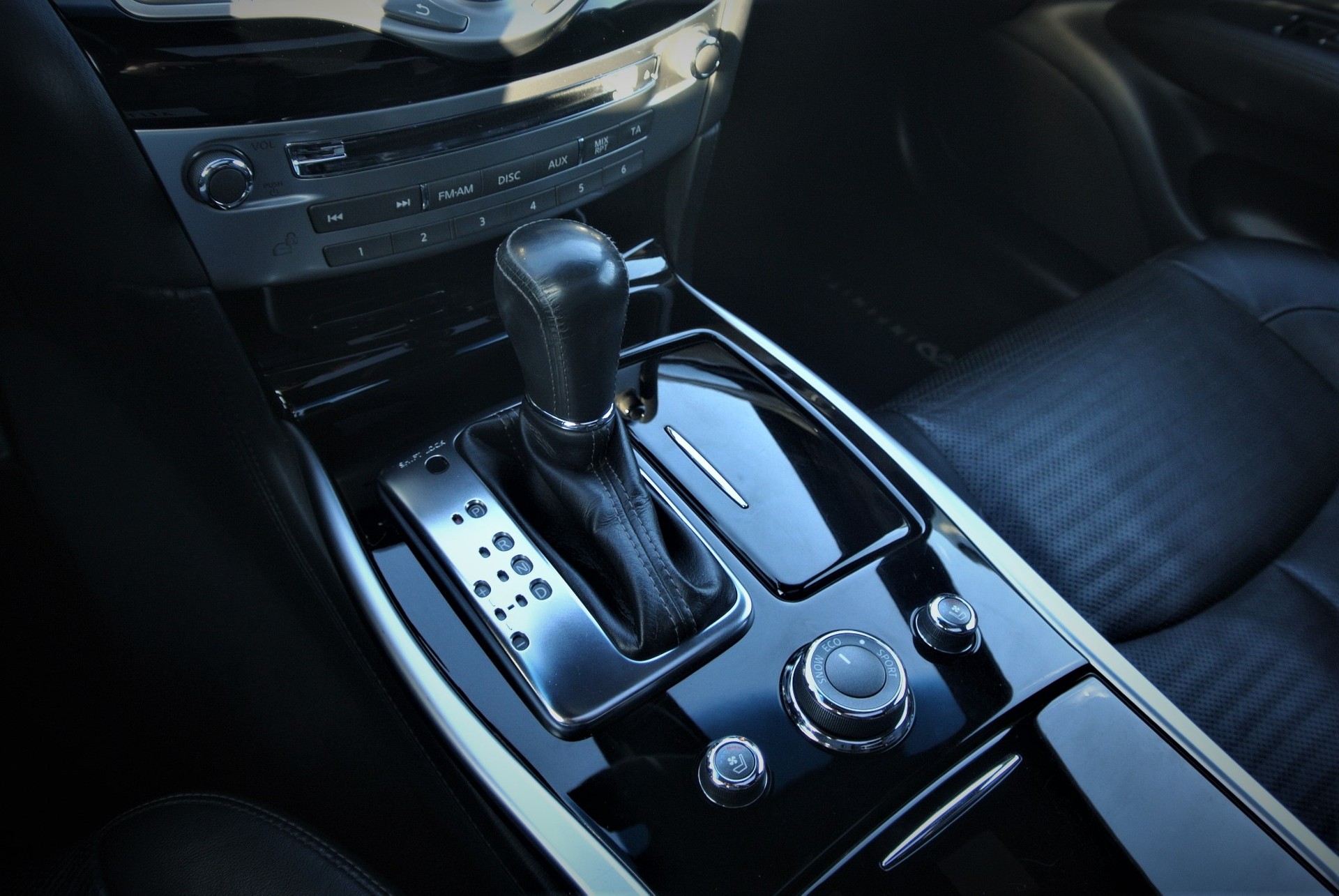 INFINITI Q70S Premium Automatic-image-7