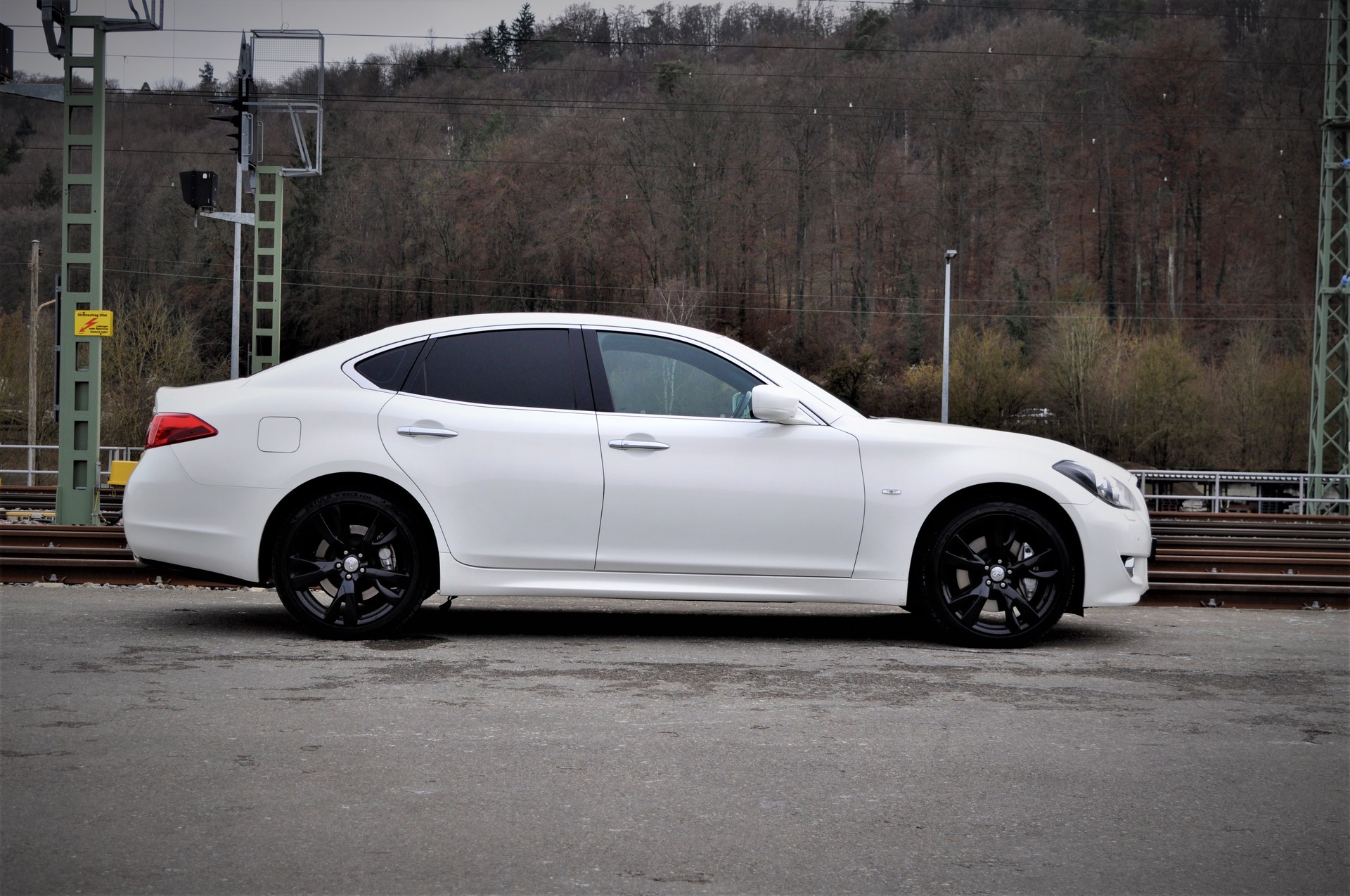 INFINITI Q70S Premium Automatic-image-4