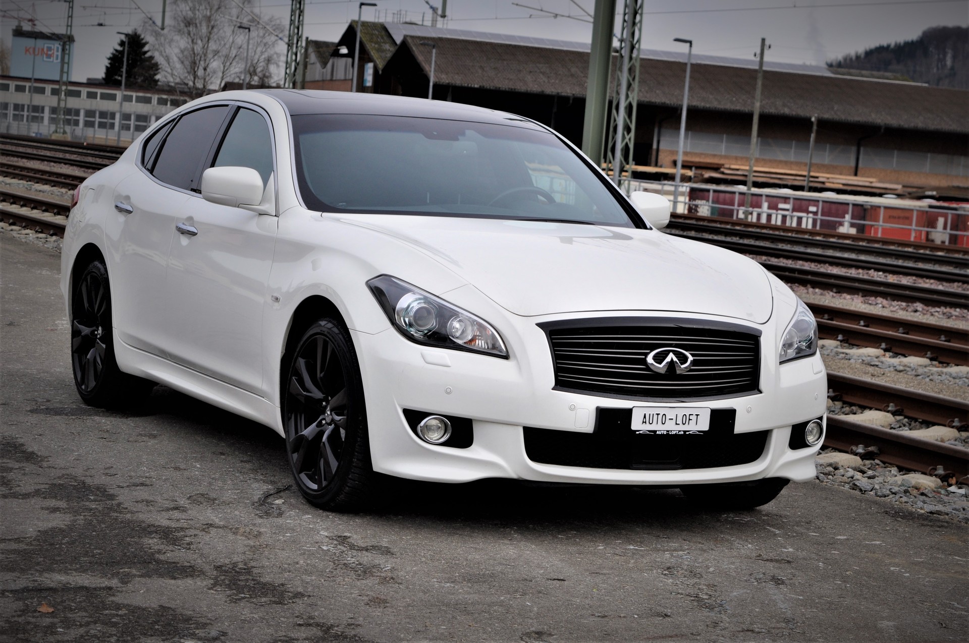INFINITI Q70S Premium Automatic-image-3