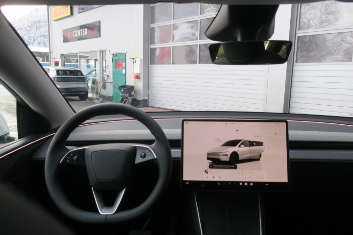TESLA Model Y Premium AWD-image-10