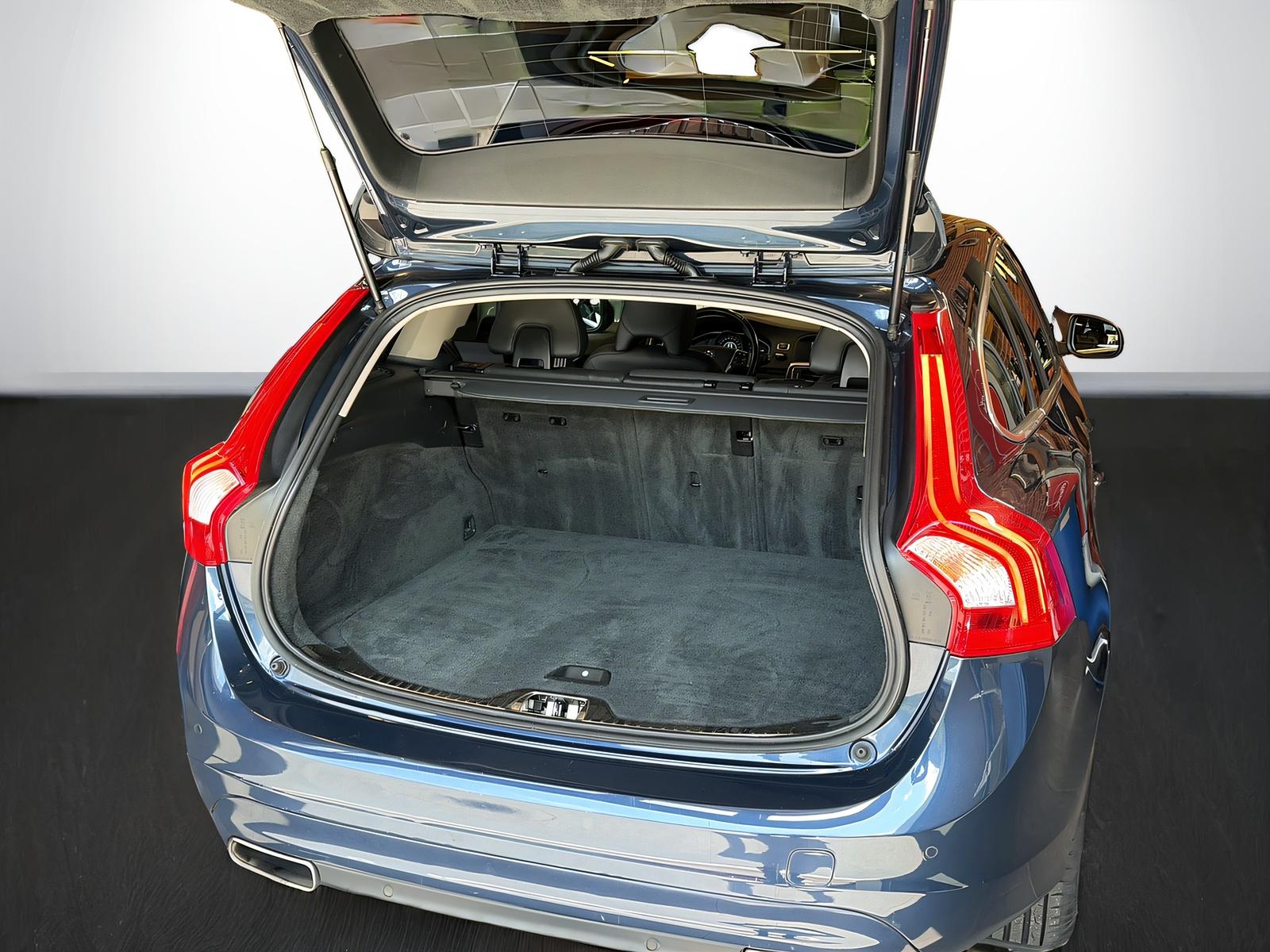 VOLVO V60 2.4 D5 Momentum AWD-image-8