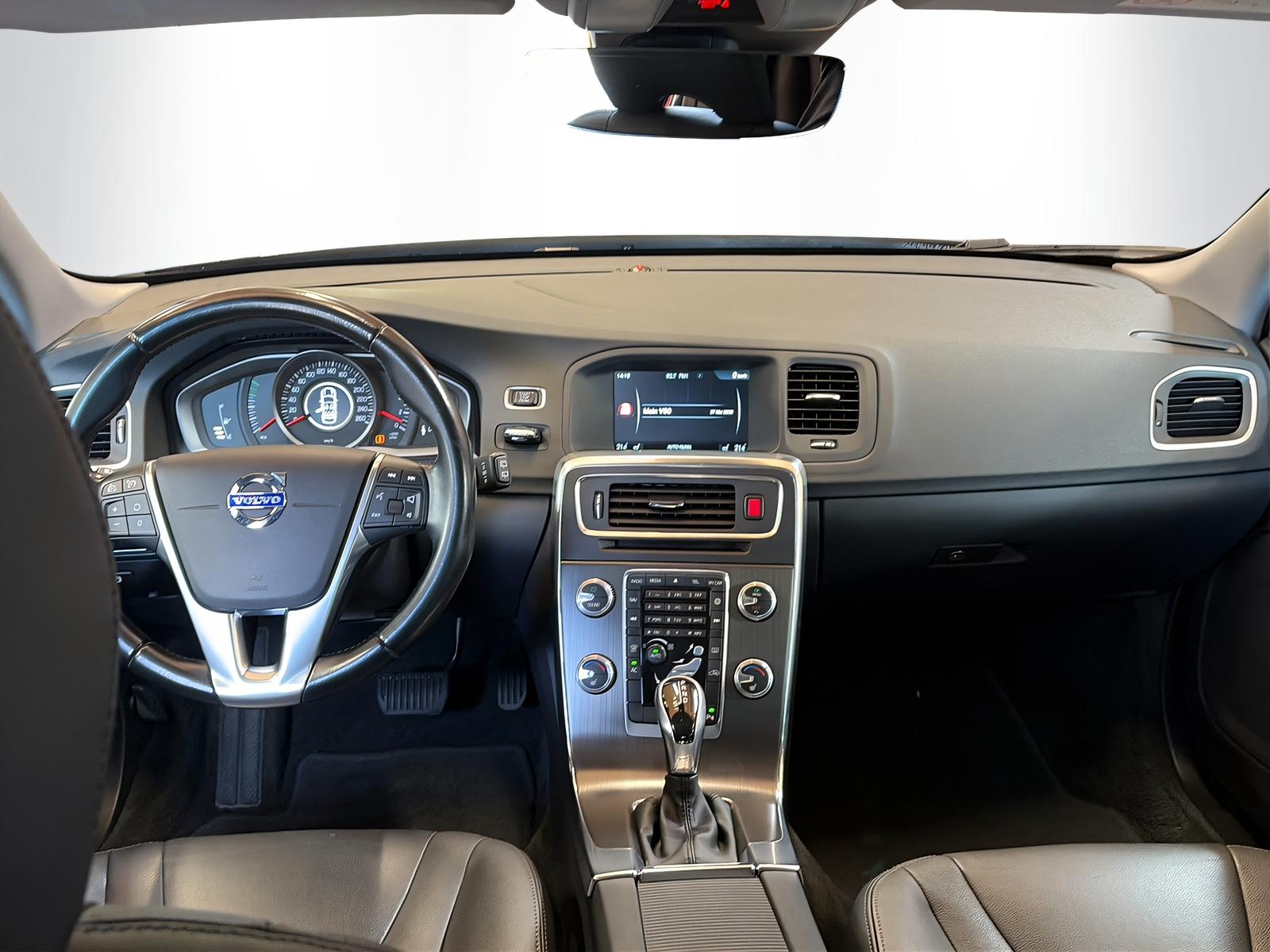 VOLVO V60 2.4 D5 Momentum AWD-image-7