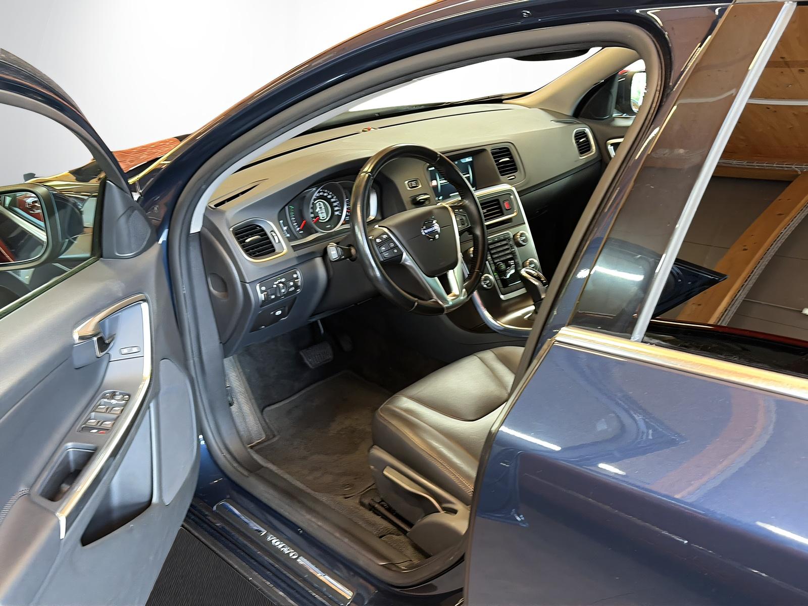 VOLVO V60 2.4 D5 Momentum AWD-image-6