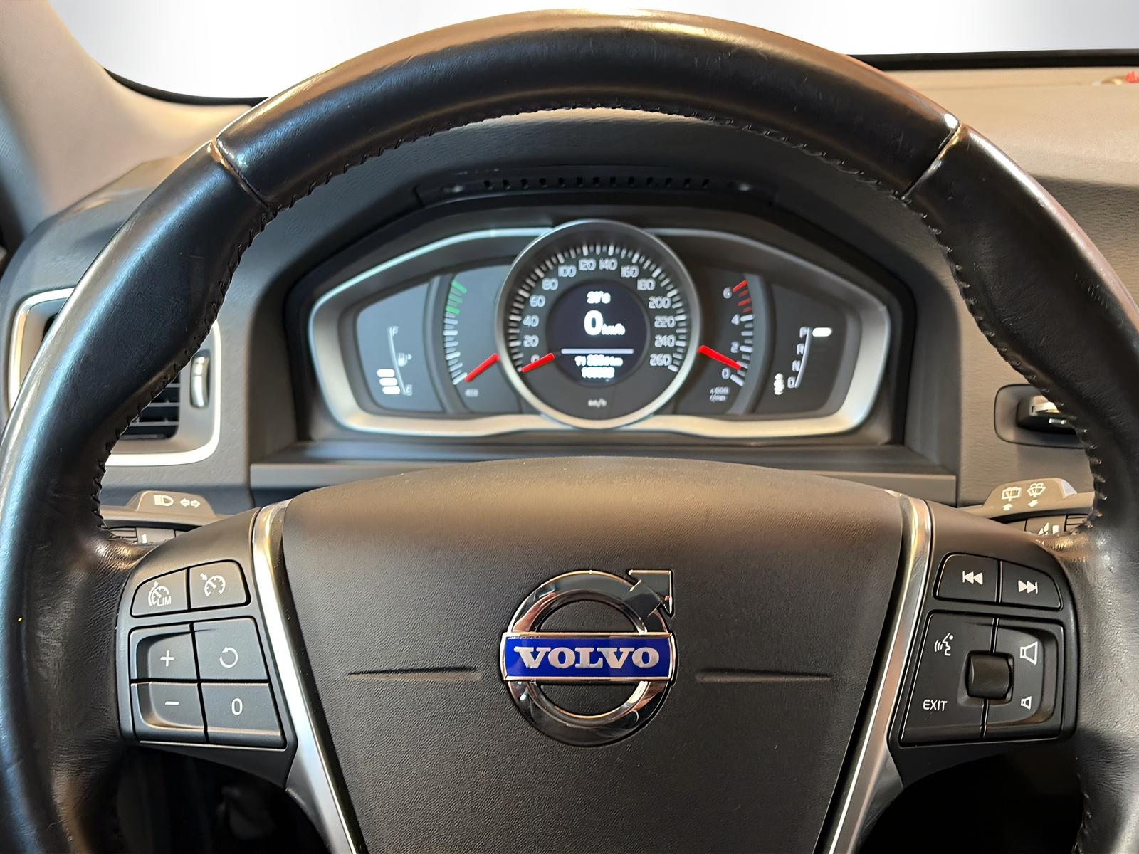 VOLVO V60 2.4 D5 Momentum AWD-image-9