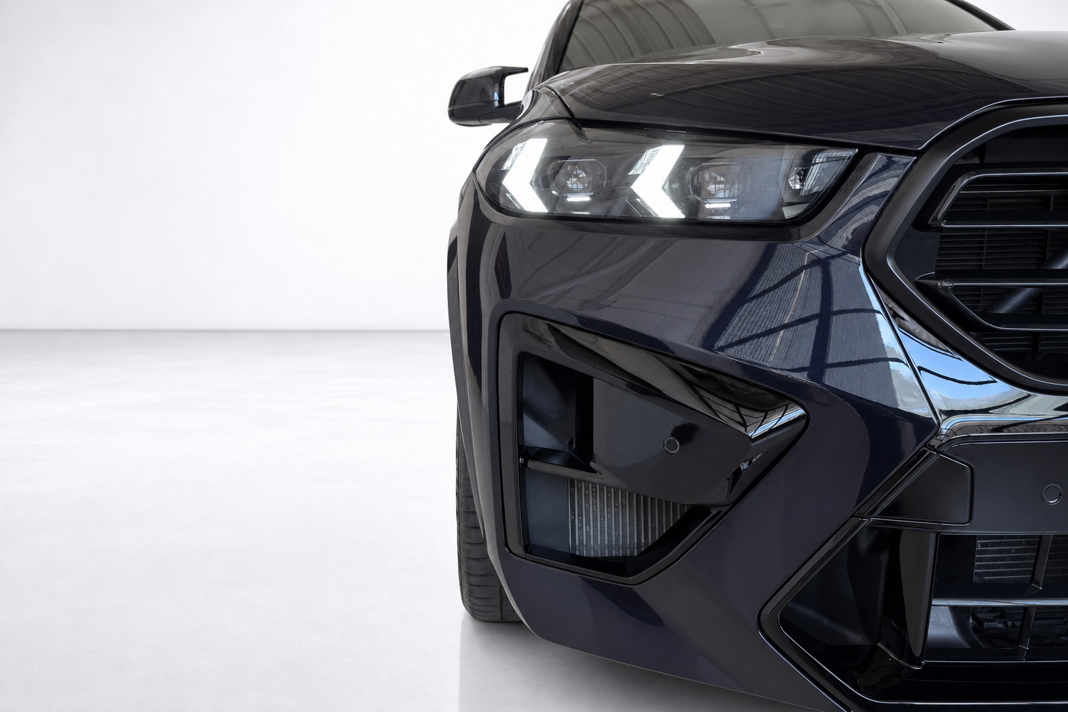 BMW X5M Competition Individual-showroom-element-2