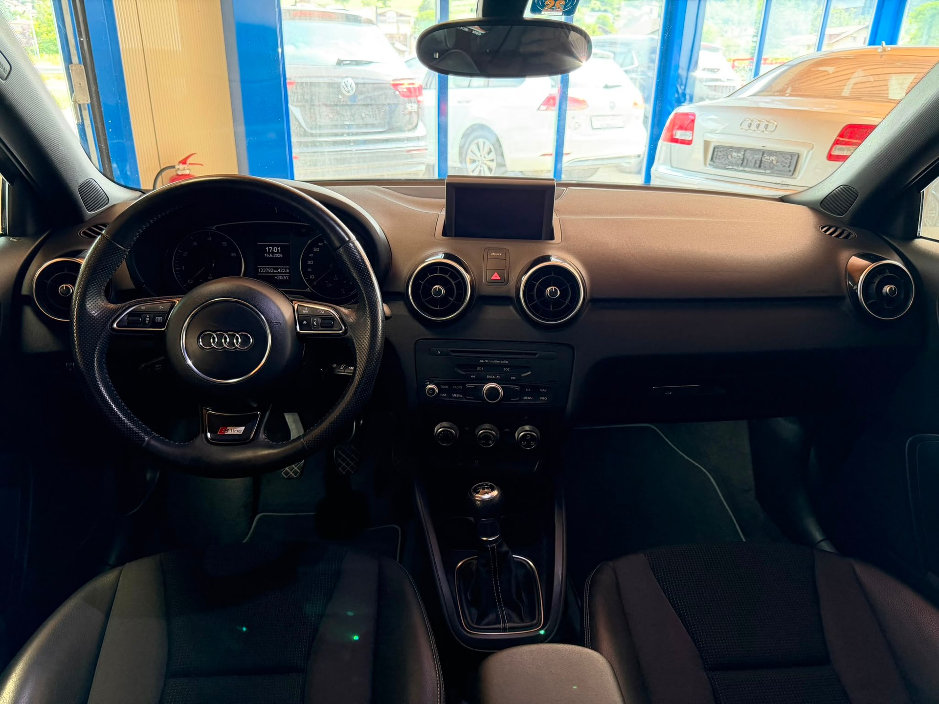 AUDI A1 1.4 TFSI Ambition S-tronic S LINE-image-12