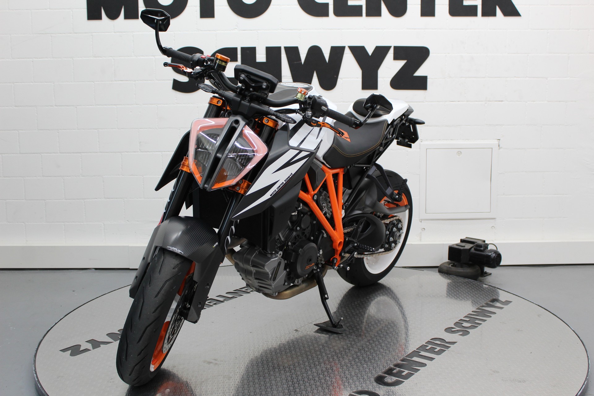 KTM 1290 Super Duke R-showroom-element-2