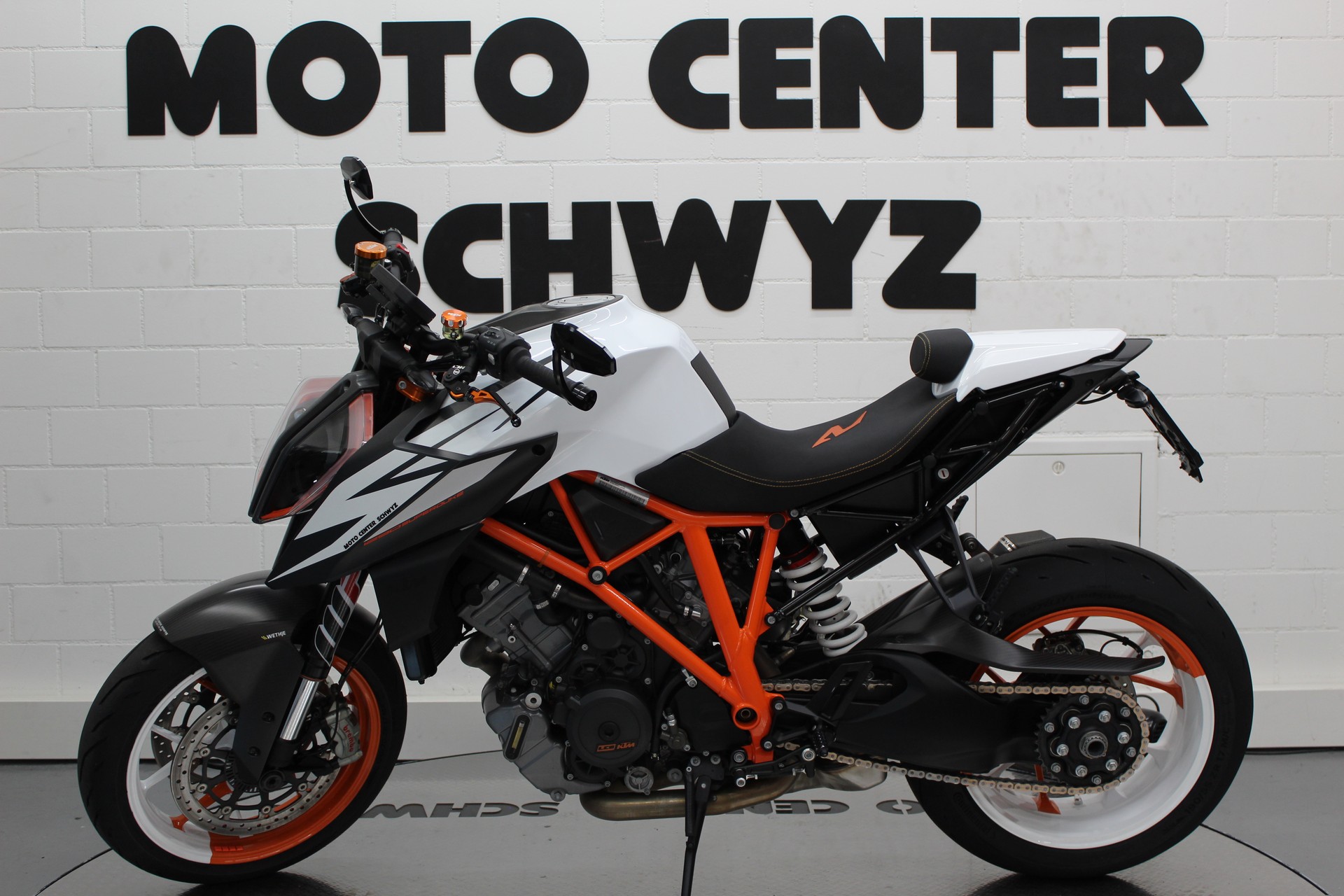 KTM 1290 Super Duke R-showroom-element-3