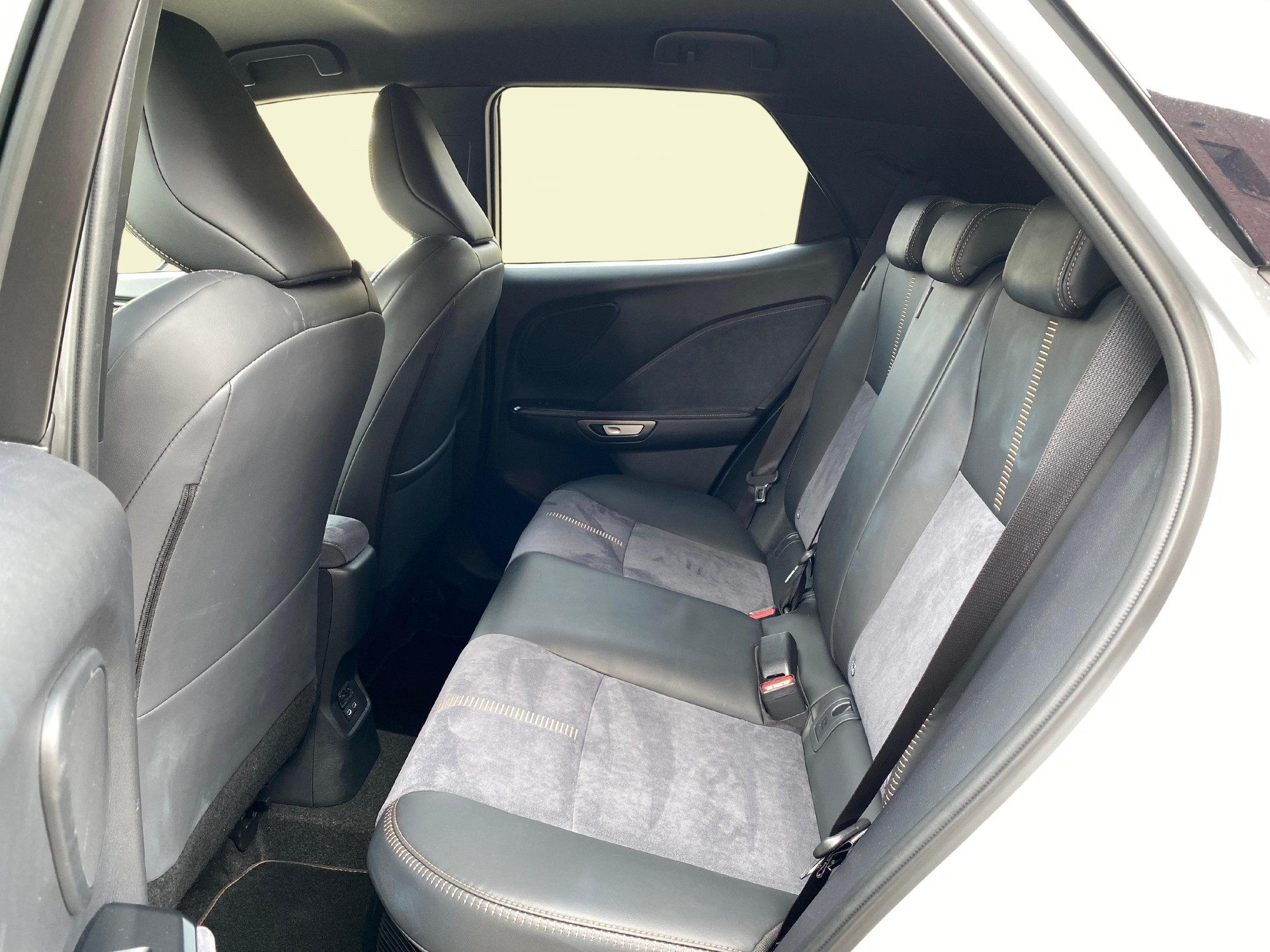 LEXUS LBX 1.5 Hybrid Cool AWD-image-10